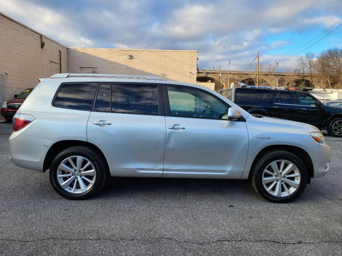 2010 SILVER TOYOTA HIGHLANDER HYBRID LIMITED (JTEJW3EH5A2) with an 3.3L engine, Continuously Variable transmission, located at 7981 Paxton Street, Harrisburg, PA, 17111, (717) 561-2926, 40.261490, -76.749229 - WE FINANCE!!! Good Credit/ Bad Credit/ No Credit - ALL Trade-Ins Welcomed!!! ***Guaranteed Credit Approval*** APPLY ONLINE or CALL us TODAY ;) Internet Prices and Marketplace Prices are SPECIAL discounted ***CASH DEALS*** Retail Prices are higher. Please call us to discuss your cash and finan - Photo#5