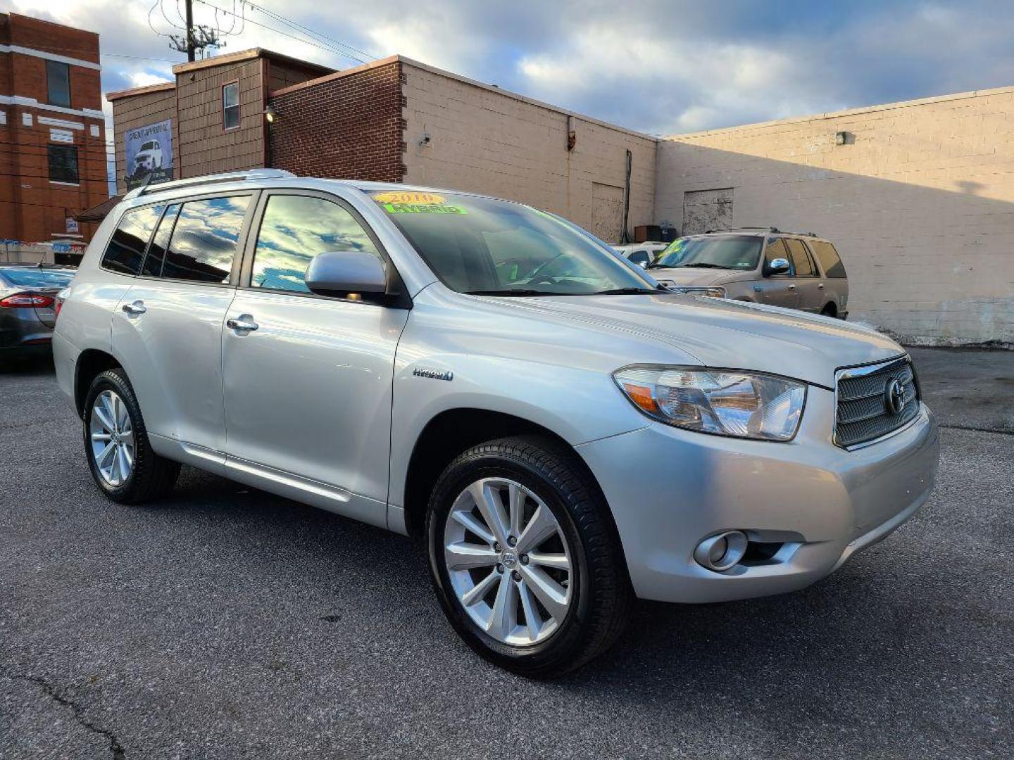 2010 SILVER TOYOTA HIGHLANDER HYBRID LIMITED (JTEJW3EH5A2) with an 3.3L engine, Continuously Variable transmission, located at 7981 Paxton Street, Harrisburg, PA, 17111, (717) 561-2926, 40.261490, -76.749229 - WE FINANCE!!! Good Credit/ Bad Credit/ No Credit - ALL Trade-Ins Welcomed!!! ***Guaranteed Credit Approval*** APPLY ONLINE or CALL us TODAY ;) Internet Prices and Marketplace Prices are SPECIAL discounted ***CASH DEALS*** Retail Prices are higher. Please call us to discuss your cash and finan - Photo#6