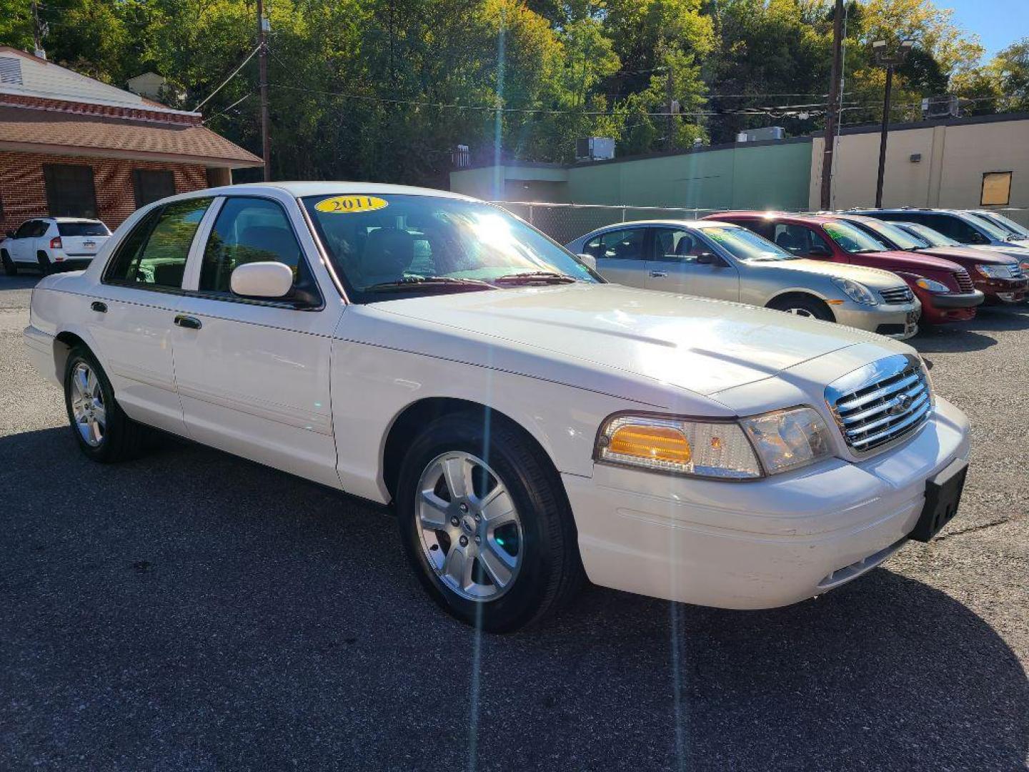 2011 WHITE FORD CROWN VICTORIA LX (2FABP7EV0BX) with an 4.6L engine, Automatic transmission, located at 117 North Cameron Street, Harrisburg, PA, 17101, (717) 963-8962, 40.266762, -76.875259 - WE FINANCE!!! Good Credit/ Bad Credit/ No Credit - ALL Trade-Ins Welcomed!!! ***Guaranteed Credit Approval*** APPLY ONLINE or CALL us TODAY ;) Internet Prices and Marketplace Prices are SPECIAL discounted ***CASH DEALS*** Retail Prices are higher. Please call us to discuss your cash and finan - Photo#6