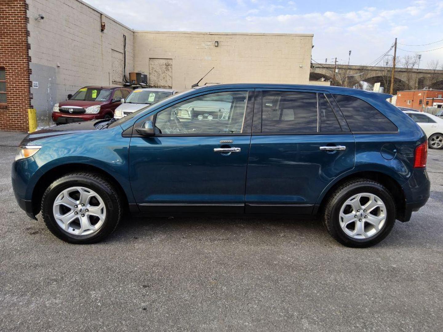 2011 GREEN FORD EDGE SEL (2FMDK4JC9BB) with an 3.5L engine, Automatic transmission, located at 117 North Cameron Street, Harrisburg, PA, 17101, (717) 963-8962, 40.266762, -76.875259 - WE FINANCE!!! Good Credit/ Bad Credit/ No Credit - ALL Trade-Ins Welcomed!!! ***Guaranteed Credit Approval*** APPLY ONLINE or CALL us TODAY ;) Internet Prices and Marketplace Prices are SPECIAL discounted ***CASH DEALS*** Retail Prices are higher. Please call us to discuss your cash and finan - Photo#1