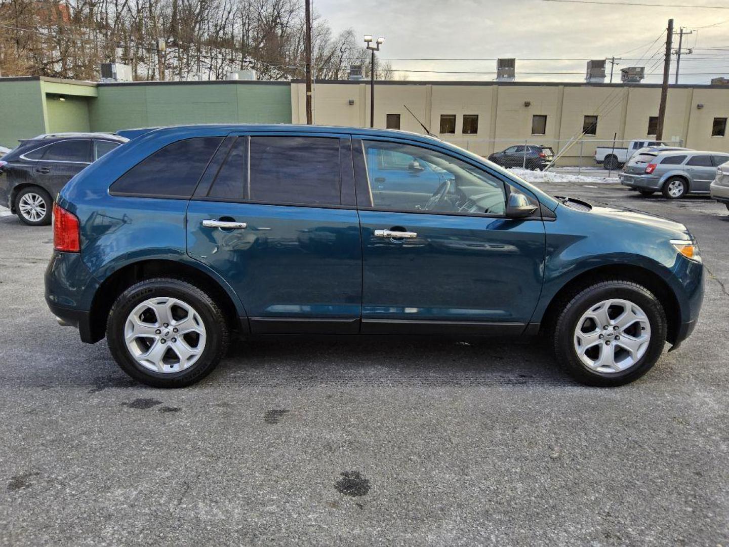 2011 GREEN FORD EDGE SEL (2FMDK4JC9BB) with an 3.5L engine, Automatic transmission, located at 117 North Cameron Street, Harrisburg, PA, 17101, (717) 963-8962, 40.266762, -76.875259 - WE FINANCE!!! Good Credit/ Bad Credit/ No Credit - ALL Trade-Ins Welcomed!!! ***Guaranteed Credit Approval*** APPLY ONLINE or CALL us TODAY ;) Internet Prices and Marketplace Prices are SPECIAL discounted ***CASH DEALS*** Retail Prices are higher. Please call us to discuss your cash and finan - Photo#5