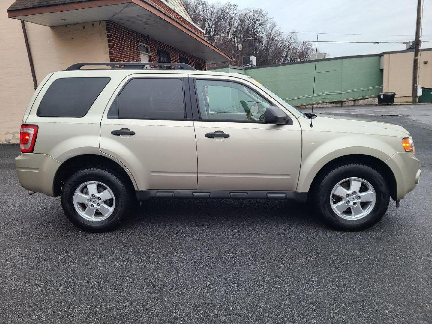 2011 TAN FORD ESCAPE XLT (1FMCU0D75BK) with an 2.5L engine, Automatic transmission, located at 117 North Cameron Street, Harrisburg, PA, 17101, (717) 963-8962, 40.266762, -76.875259 - WE FINANCE!!! Good Credit/ Bad Credit/ No Credit - ALL Trade-Ins Welcomed!!! ***Guaranteed Credit Approval*** APPLY ONLINE or CALL us TODAY ;) Internet Prices and Marketplace Prices are SPECIAL discounted ***CASH DEALS*** Retail Prices are higher. Please call us to discuss your cash and finan - Photo#5