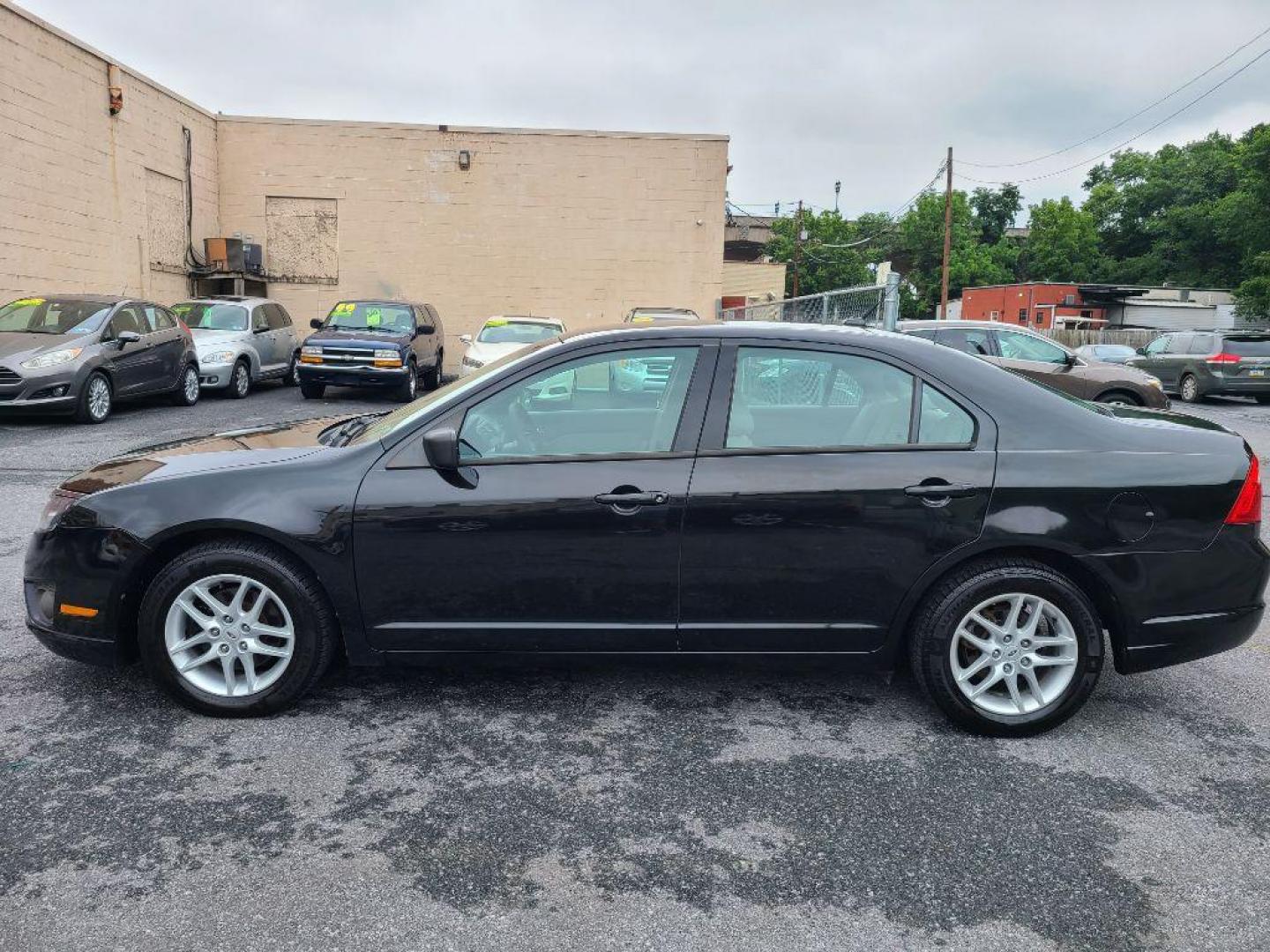 2011 BLACK FORD FUSION S (3FAHP0GAXBR) with an 2.5L engine, Automatic transmission, located at 117 North Cameron Street, Harrisburg, PA, 17101, (717) 963-8962, 40.266762, -76.875259 - WE FINANCE!!! Good Credit/ Bad Credit/ No Credit - ALL Trade-Ins Welcomed!!! ***Guaranteed Credit Approval*** APPLY ONLINE or CALL us TODAY ;) Internet Prices and Marketplace Prices are SPECIAL discounted ***CASH DEALS*** Retail Prices are higher. Please call us to discuss your cash and finan - Photo#1