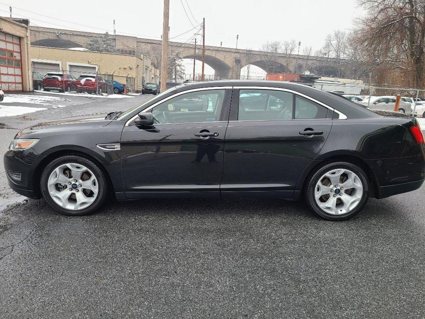 2011 BLACK FORD TAURUS SEL (1FAHP2EW6BG) with an 3.5L engine, Automatic transmission, located at 117 North Cameron Street, Harrisburg, PA, 17101, (717) 963-8962, 40.266762, -76.875259 - WE FINANCE!!! Good Credit/ Bad Credit/ No Credit - ALL Trade-Ins Welcomed!!! ***Guaranteed Credit Approval*** APPLY ONLINE or CALL us TODAY ;) Internet Prices and Marketplace Prices are SPECIAL discounted ***CASH DEALS*** Retail Prices are higher. Please call us to discuss your cash and finan - Photo#1