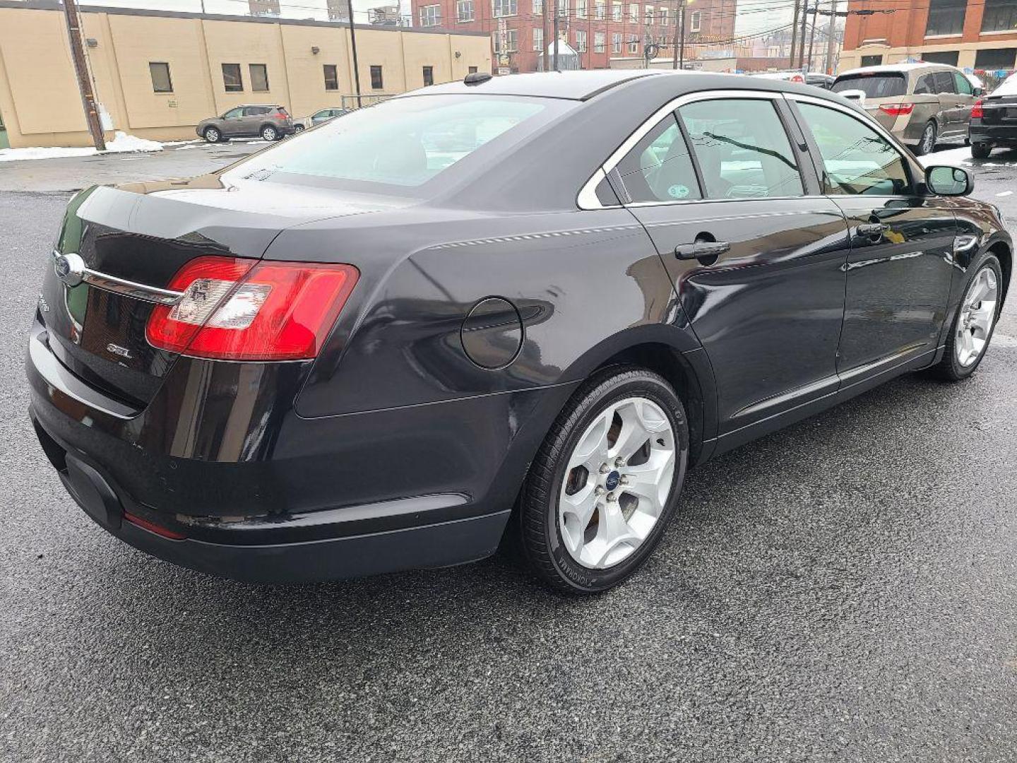 2011 BLACK FORD TAURUS SEL (1FAHP2EW6BG) with an 3.5L engine, Automatic transmission, located at 117 North Cameron Street, Harrisburg, PA, 17101, (717) 963-8962, 40.266762, -76.875259 - WE FINANCE!!! Good Credit/ Bad Credit/ No Credit - ALL Trade-Ins Welcomed!!! ***Guaranteed Credit Approval*** APPLY ONLINE or CALL us TODAY ;) Internet Prices and Marketplace Prices are SPECIAL discounted ***CASH DEALS*** Retail Prices are higher. Please call us to discuss your cash and finan - Photo#4