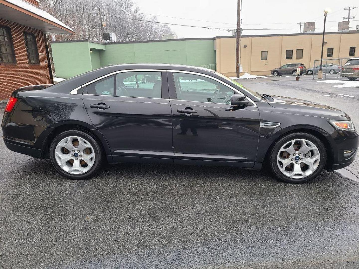 2011 BLACK FORD TAURUS SEL (1FAHP2EW6BG) with an 3.5L engine, Automatic transmission, located at 117 North Cameron Street, Harrisburg, PA, 17101, (717) 963-8962, 40.266762, -76.875259 - WE FINANCE!!! Good Credit/ Bad Credit/ No Credit - ALL Trade-Ins Welcomed!!! ***Guaranteed Credit Approval*** APPLY ONLINE or CALL us TODAY ;) Internet Prices and Marketplace Prices are SPECIAL discounted ***CASH DEALS*** Retail Prices are higher. Please call us to discuss your cash and finan - Photo#5