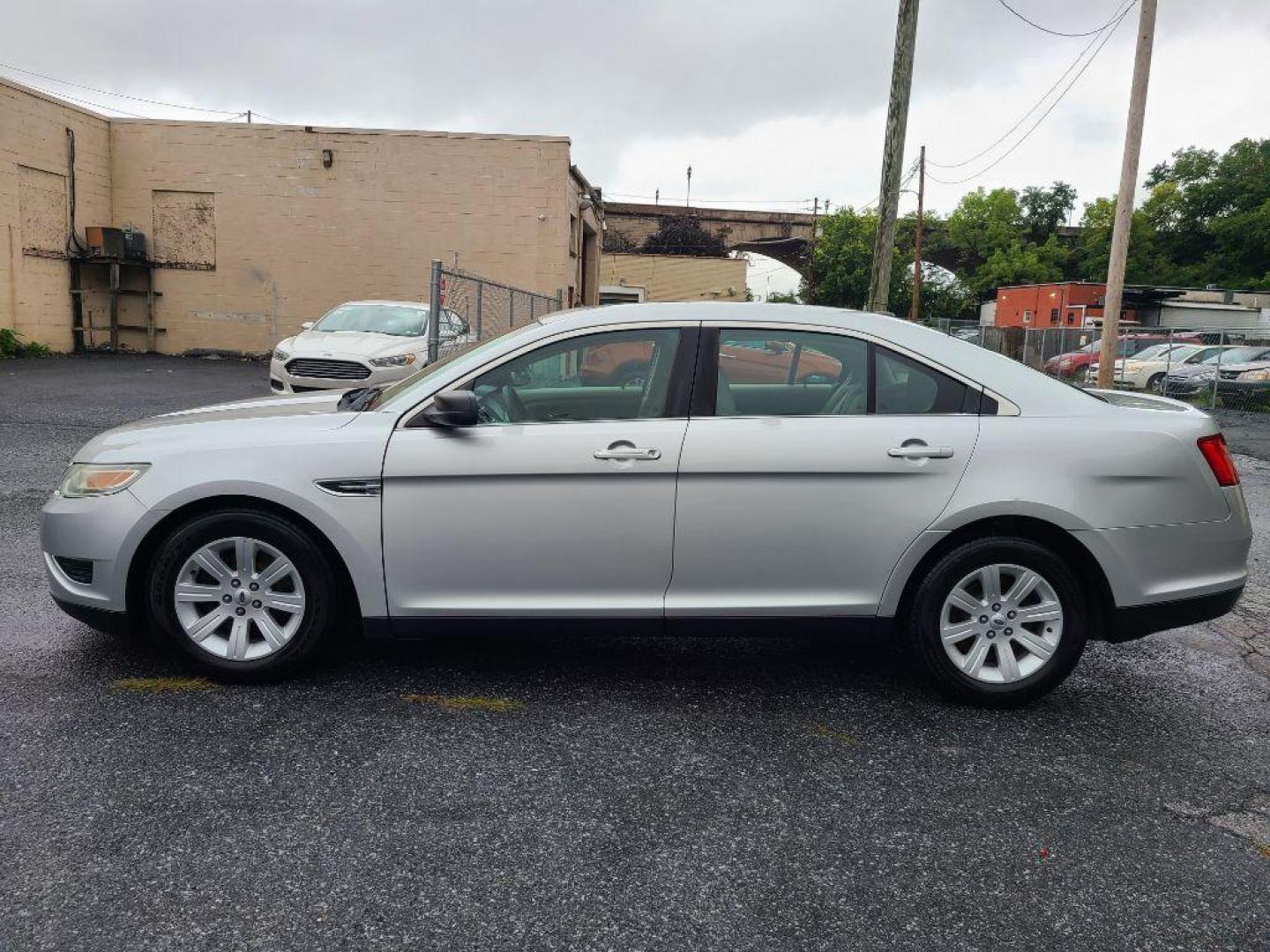 2011 SILVER FORD TAURUS SE (1FAHP2DWXBG) with an 3.5L engine, Automatic transmission, located at 117 North Cameron Street, Harrisburg, PA, 17101, (717) 963-8962, 40.266762, -76.875259 - WE FINANCE!!! Good Credit/ Bad Credit/ No Credit - ALL Trade-Ins Welcomed!!! ***Guaranteed Credit Approval*** APPLY ONLINE or CALL us TODAY ;) Internet Prices and Marketplace Prices are SPECIAL discounted ***CASH DEALS*** Retail Prices are higher. Please call us to discuss your cash and finan - Photo#1