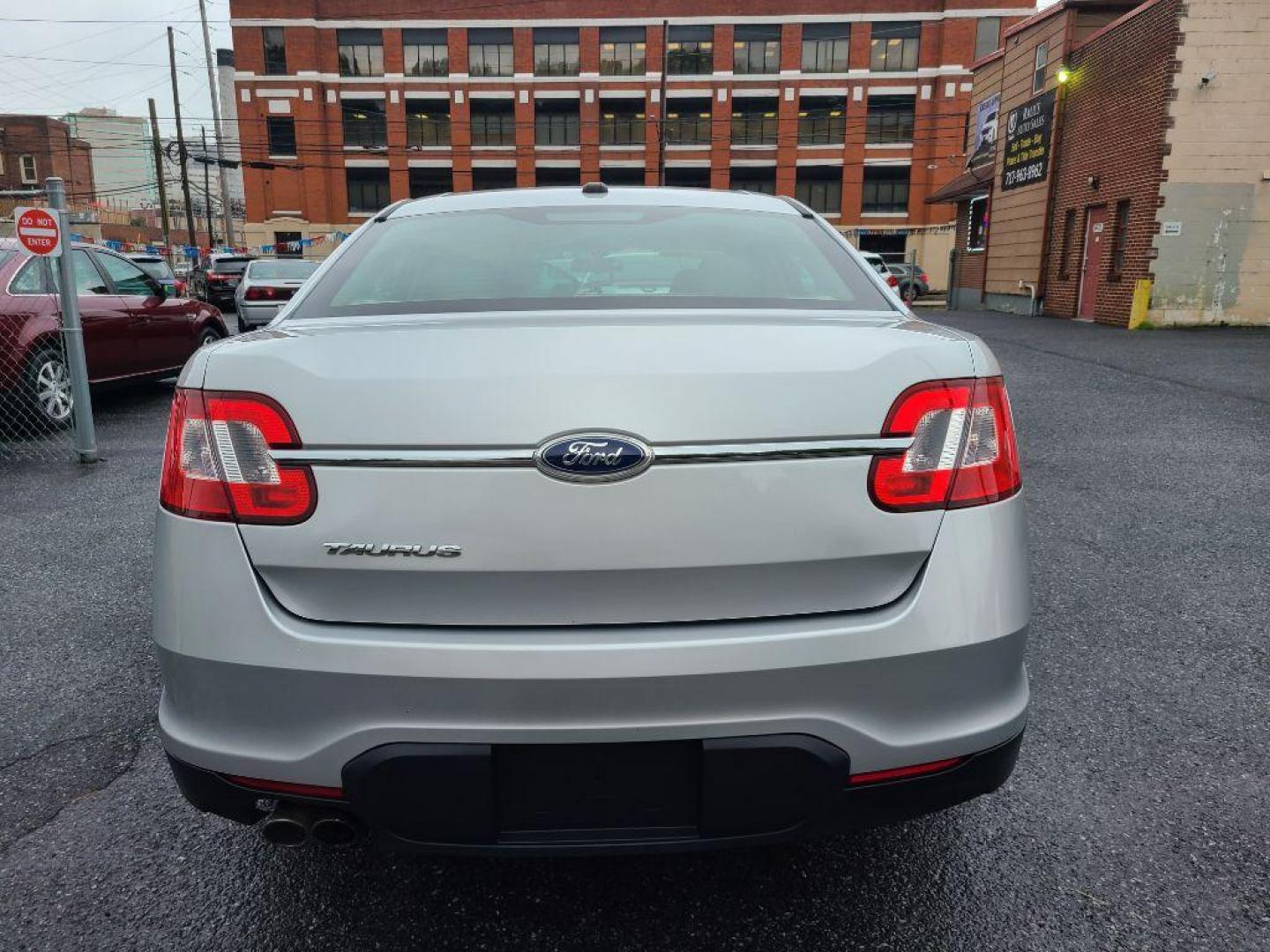 2011 SILVER FORD TAURUS SE (1FAHP2DWXBG) with an 3.5L engine, Automatic transmission, located at 117 North Cameron Street, Harrisburg, PA, 17101, (717) 963-8962, 40.266762, -76.875259 - WE FINANCE!!! Good Credit/ Bad Credit/ No Credit - ALL Trade-Ins Welcomed!!! ***Guaranteed Credit Approval*** APPLY ONLINE or CALL us TODAY ;) Internet Prices and Marketplace Prices are SPECIAL discounted ***CASH DEALS*** Retail Prices are higher. Please call us to discuss your cash and finan - Photo#3