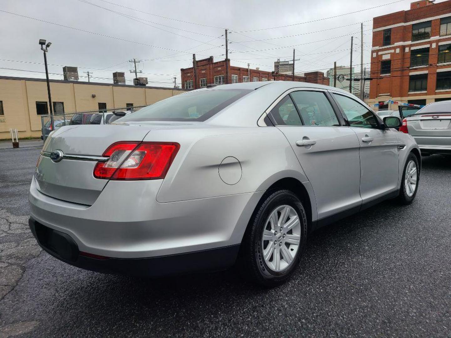 2011 SILVER FORD TAURUS SE (1FAHP2DWXBG) with an 3.5L engine, Automatic transmission, located at 117 North Cameron Street, Harrisburg, PA, 17101, (717) 963-8962, 40.266762, -76.875259 - WE FINANCE!!! Good Credit/ Bad Credit/ No Credit - ALL Trade-Ins Welcomed!!! ***Guaranteed Credit Approval*** APPLY ONLINE or CALL us TODAY ;) Internet Prices and Marketplace Prices are SPECIAL discounted ***CASH DEALS*** Retail Prices are higher. Please call us to discuss your cash and finan - Photo#4