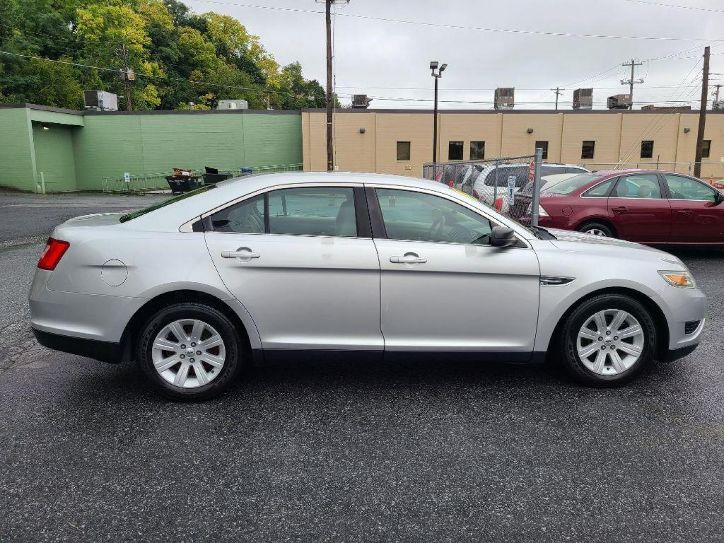 2011 SILVER FORD TAURUS SE (1FAHP2DWXBG) with an 3.5L engine, Automatic transmission, located at 117 North Cameron Street, Harrisburg, PA, 17101, (717) 963-8962, 40.266762, -76.875259 - WE FINANCE!!! Good Credit/ Bad Credit/ No Credit - ALL Trade-Ins Welcomed!!! ***Guaranteed Credit Approval*** APPLY ONLINE or CALL us TODAY ;) Internet Prices and Marketplace Prices are SPECIAL discounted ***CASH DEALS*** Retail Prices are higher. Please call us to discuss your cash and finan - Photo#5