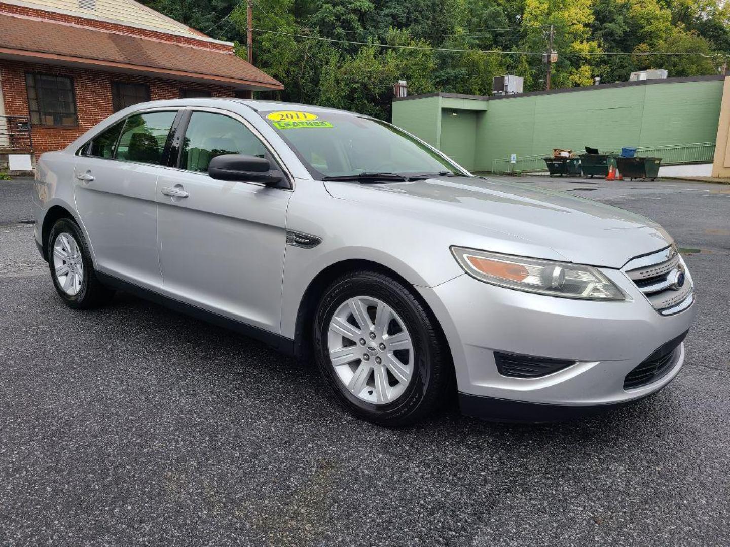 2011 SILVER FORD TAURUS SE (1FAHP2DWXBG) with an 3.5L engine, Automatic transmission, located at 117 North Cameron Street, Harrisburg, PA, 17101, (717) 963-8962, 40.266762, -76.875259 - WE FINANCE!!! Good Credit/ Bad Credit/ No Credit - ALL Trade-Ins Welcomed!!! ***Guaranteed Credit Approval*** APPLY ONLINE or CALL us TODAY ;) Internet Prices and Marketplace Prices are SPECIAL discounted ***CASH DEALS*** Retail Prices are higher. Please call us to discuss your cash and finan - Photo#6