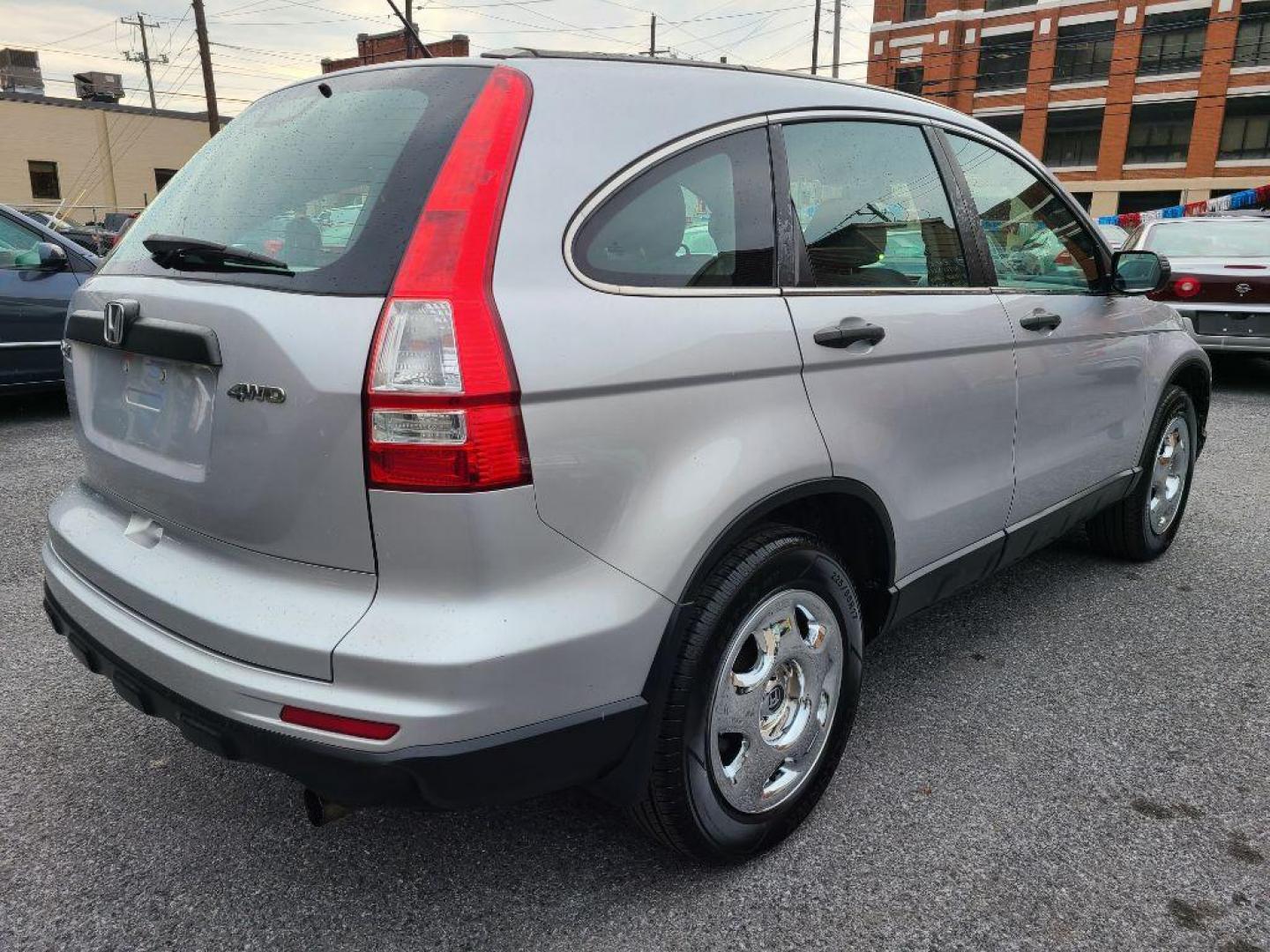 2011 SILVER HONDA CR-V LX (5J6RE4H33BL) with an 2.4L engine, Automatic transmission, located at 7981 Paxton Street, Harrisburg, PA, 17111, (717) 561-2926, 40.261490, -76.749229 - WE FINANCE!!! Good Credit/ Bad Credit/ No Credit - ALL Trade-Ins Welcomed!!! ***Guaranteed Credit Approval*** APPLY ONLINE or CALL us TODAY ;) Internet Prices and Marketplace Prices are SPECIAL discounted ***CASH DEALS*** Retail Prices are higher. Please call us to discuss your cash and finan - Photo#4