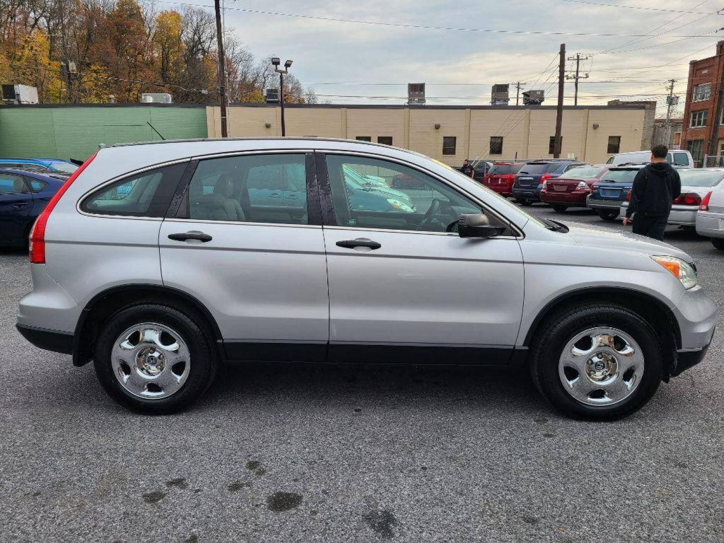 2011 SILVER HONDA CR-V LX (5J6RE4H33BL) with an 2.4L engine, Automatic transmission, located at 7981 Paxton Street, Harrisburg, PA, 17111, (717) 561-2926, 40.261490, -76.749229 - WE FINANCE!!! Good Credit/ Bad Credit/ No Credit - ALL Trade-Ins Welcomed!!! ***Guaranteed Credit Approval*** APPLY ONLINE or CALL us TODAY ;) Internet Prices and Marketplace Prices are SPECIAL discounted ***CASH DEALS*** Retail Prices are higher. Please call us to discuss your cash and finan - Photo#5