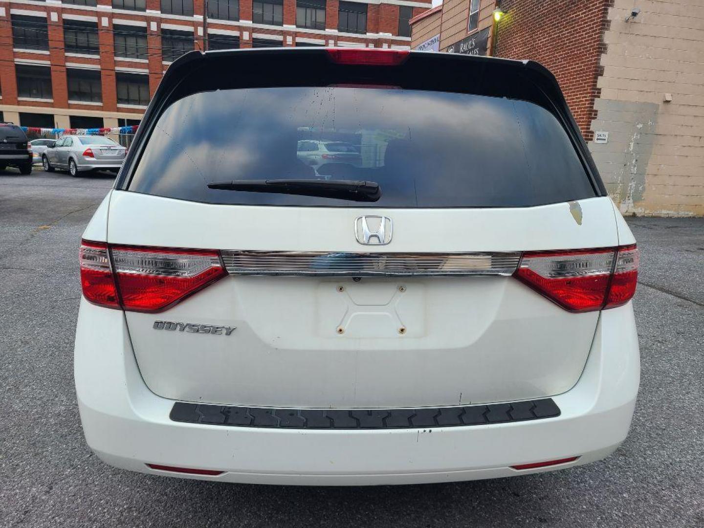 2011 WHITE HONDA ODYSSEY EXL (5FNRL5H61BB) with an 3.5L engine, Automatic transmission, located at 117 North Cameron Street, Harrisburg, PA, 17101, (717) 963-8962, 40.266762, -76.875259 - WE FINANCE!!! Good Credit/ Bad Credit/ No Credit - ALL Trade-Ins Welcomed!!! ***Guaranteed Credit Approval*** APPLY ONLINE or CALL us TODAY ;) Internet Prices and Marketplace Prices are SPECIAL discounted ***CASH DEALS*** Retail Prices are higher. Please call us to discuss your cash and finan - Photo#3