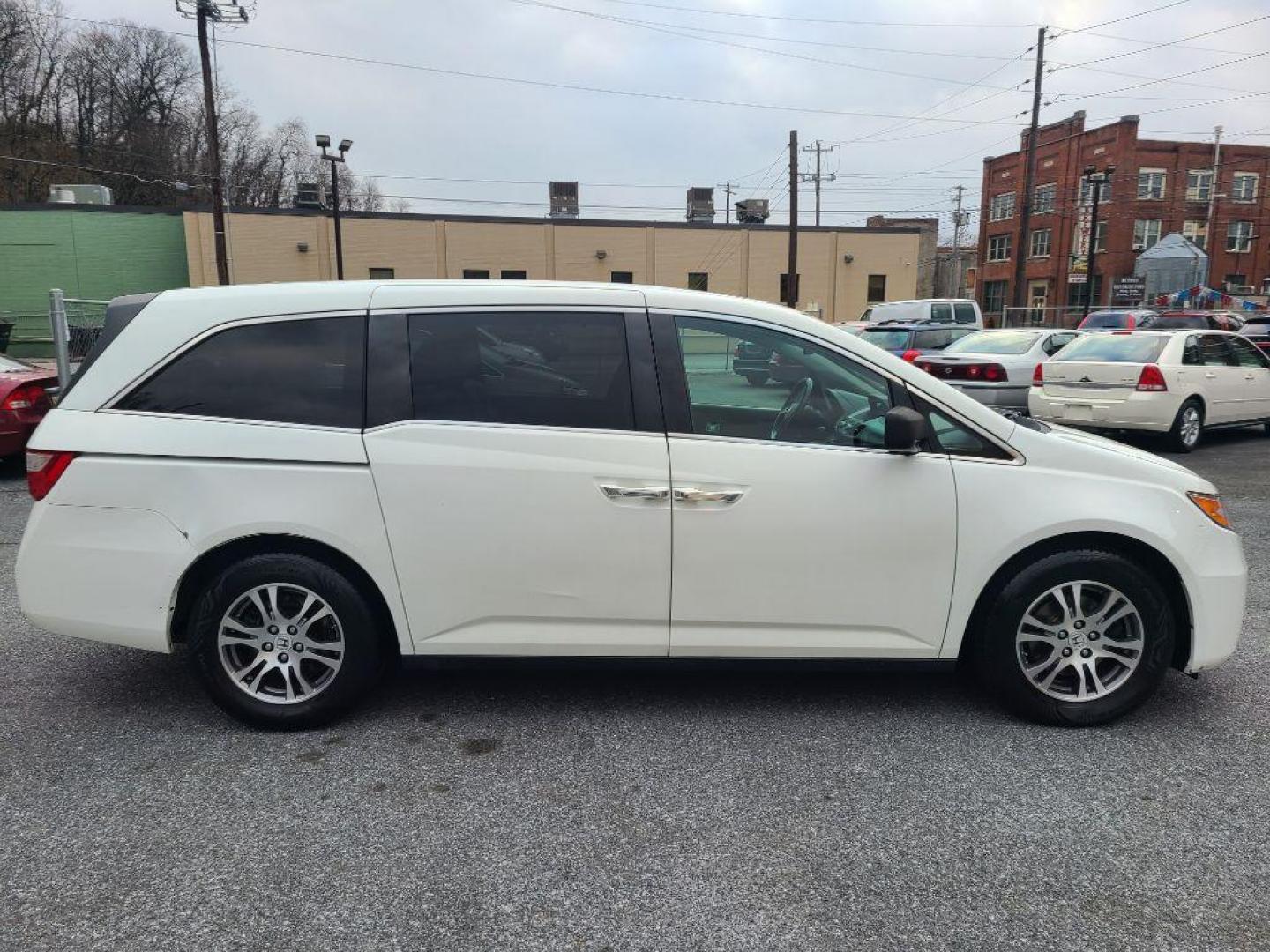 2011 WHITE HONDA ODYSSEY EXL (5FNRL5H61BB) with an 3.5L engine, Automatic transmission, located at 117 North Cameron Street, Harrisburg, PA, 17101, (717) 963-8962, 40.266762, -76.875259 - WE FINANCE!!! Good Credit/ Bad Credit/ No Credit - ALL Trade-Ins Welcomed!!! ***Guaranteed Credit Approval*** APPLY ONLINE or CALL us TODAY ;) Internet Prices and Marketplace Prices are SPECIAL discounted ***CASH DEALS*** Retail Prices are higher. Please call us to discuss your cash and finan - Photo#5