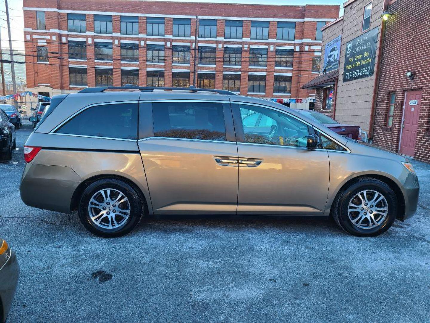 2011 GOLD HONDA ODYSSEY EXL (5FNRL5H65BB) with an 3.5L engine, Automatic transmission, located at 117 North Cameron Street, Harrisburg, PA, 17101, (717) 963-8962, 40.266762, -76.875259 - WE FINANCE!!! Good Credit/ Bad Credit/ No Credit - ALL Trade-Ins Welcomed!!! ***Guaranteed Credit Approval*** APPLY ONLINE or CALL us TODAY ;) Internet Prices and Marketplace Prices are SPECIAL discounted ***CASH DEALS*** Retail Prices are higher. Please call us to discuss your cash and finan - Photo#5