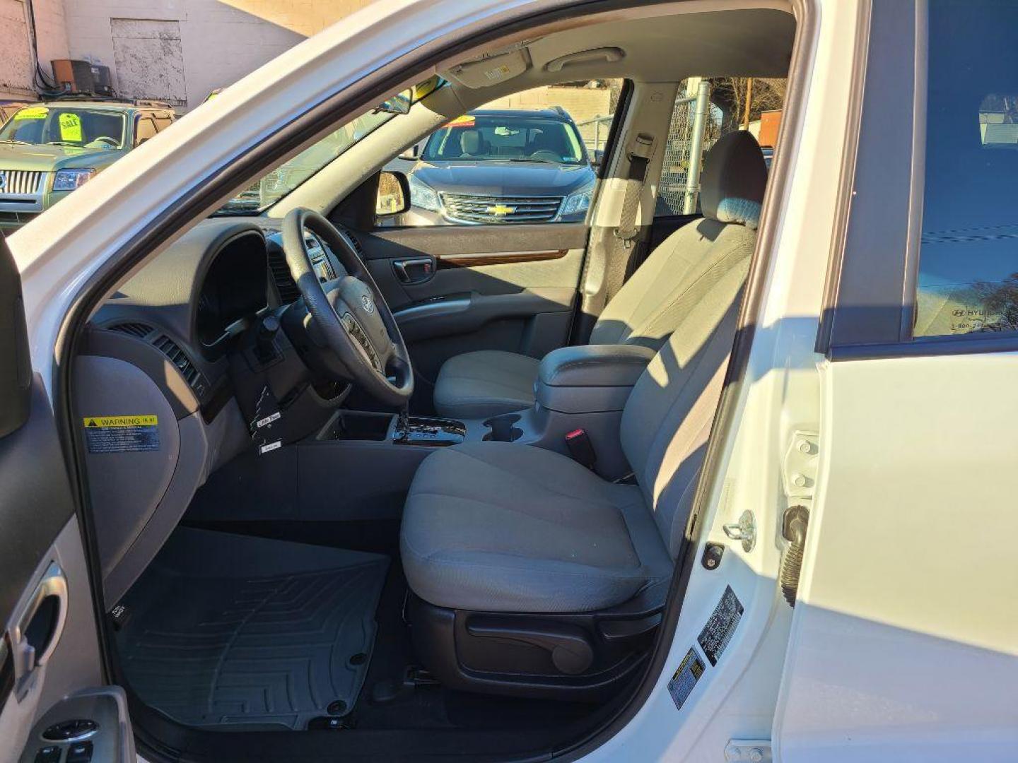 2011 WHITE HYUNDAI SANTA FE GLS (5XYZG3ABXBG) with an 2.4L engine, Automatic transmission, located at 117 North Cameron Street, Harrisburg, PA, 17101, (717) 963-8962, 40.266762, -76.875259 - WE FINANCE!!! Good Credit/ Bad Credit/ No Credit - ALL Trade-Ins Welcomed!!! ***Guaranteed Credit Approval*** APPLY ONLINE or CALL us TODAY ;) Internet Prices and Marketplace Prices are SPECIAL discounted ***CASH DEALS*** Retail Prices are higher. Please call us to discuss your cash and finan - Photo#13