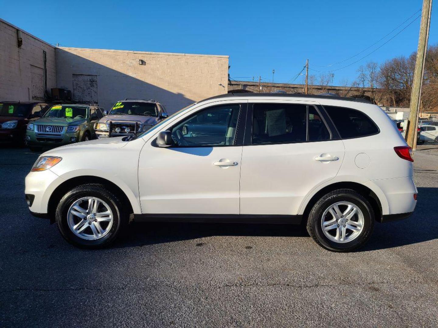 2011 WHITE HYUNDAI SANTA FE GLS (5XYZG3ABXBG) with an 2.4L engine, Automatic transmission, located at 117 North Cameron Street, Harrisburg, PA, 17101, (717) 963-8962, 40.266762, -76.875259 - WE FINANCE!!! Good Credit/ Bad Credit/ No Credit - ALL Trade-Ins Welcomed!!! ***Guaranteed Credit Approval*** APPLY ONLINE or CALL us TODAY ;) Internet Prices and Marketplace Prices are SPECIAL discounted ***CASH DEALS*** Retail Prices are higher. Please call us to discuss your cash and finan - Photo#1