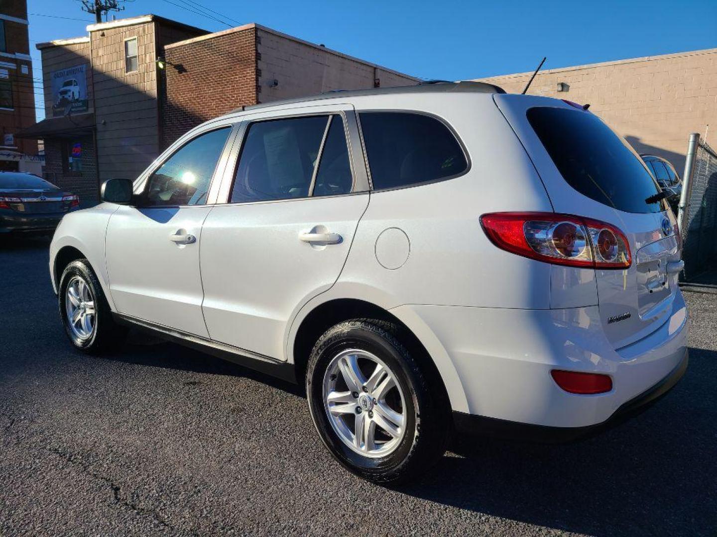 2011 WHITE HYUNDAI SANTA FE GLS (5XYZG3ABXBG) with an 2.4L engine, Automatic transmission, located at 117 North Cameron Street, Harrisburg, PA, 17101, (717) 963-8962, 40.266762, -76.875259 - WE FINANCE!!! Good Credit/ Bad Credit/ No Credit - ALL Trade-Ins Welcomed!!! ***Guaranteed Credit Approval*** APPLY ONLINE or CALL us TODAY ;) Internet Prices and Marketplace Prices are SPECIAL discounted ***CASH DEALS*** Retail Prices are higher. Please call us to discuss your cash and finan - Photo#2