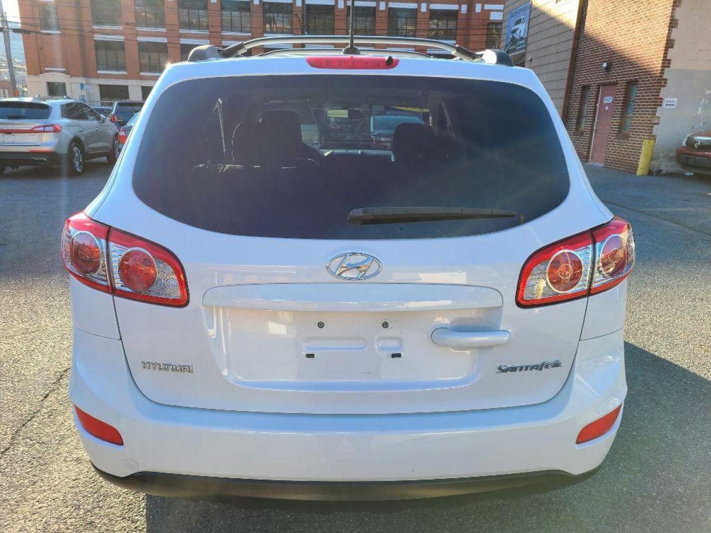 2011 WHITE HYUNDAI SANTA FE GLS (5XYZG3ABXBG) with an 2.4L engine, Automatic transmission, located at 117 North Cameron Street, Harrisburg, PA, 17101, (717) 963-8962, 40.266762, -76.875259 - WE FINANCE!!! Good Credit/ Bad Credit/ No Credit - ALL Trade-Ins Welcomed!!! ***Guaranteed Credit Approval*** APPLY ONLINE or CALL us TODAY ;) Internet Prices and Marketplace Prices are SPECIAL discounted ***CASH DEALS*** Retail Prices are higher. Please call us to discuss your cash and finan - Photo#3