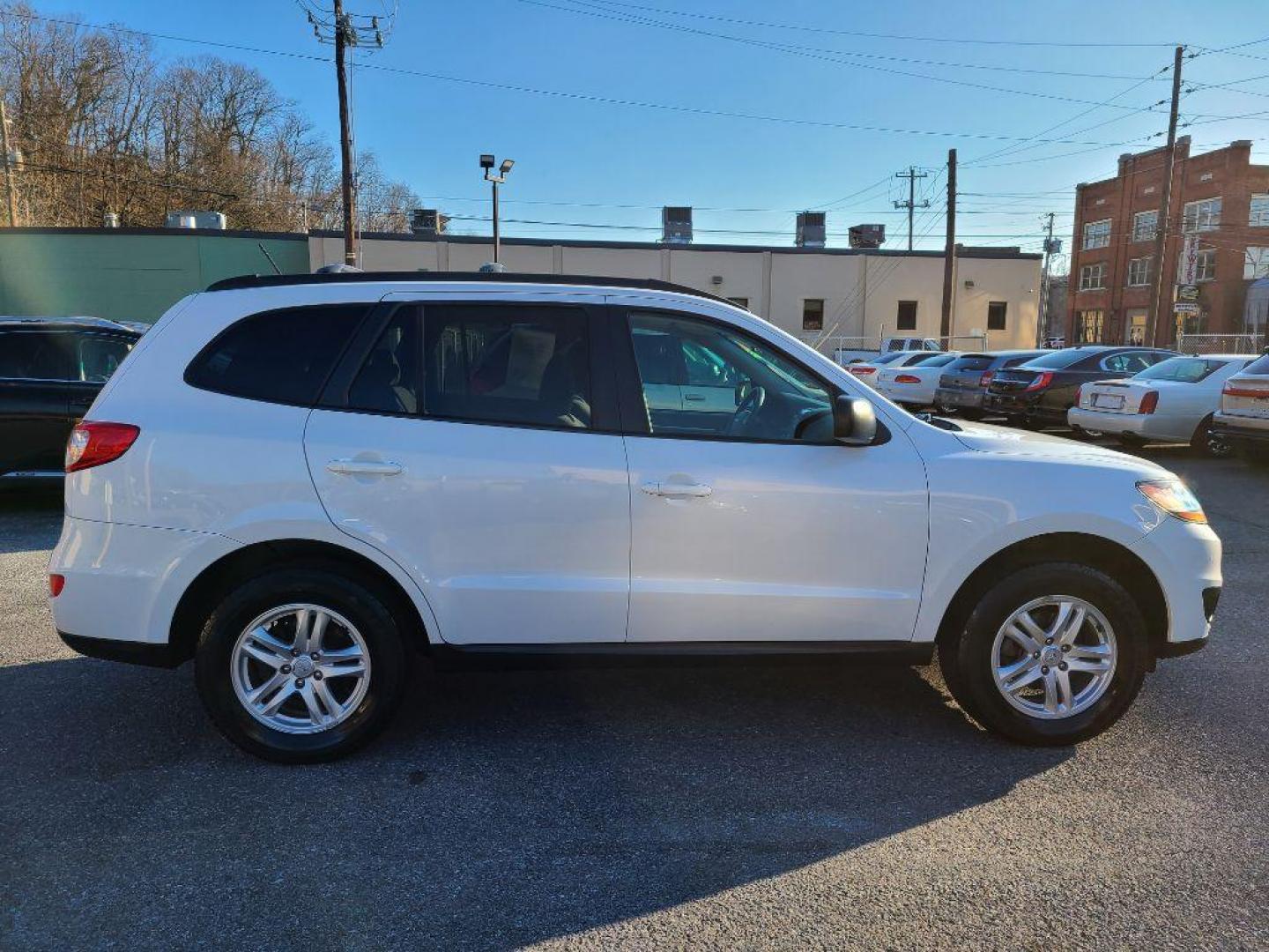 2011 WHITE HYUNDAI SANTA FE GLS (5XYZG3ABXBG) with an 2.4L engine, Automatic transmission, located at 117 North Cameron Street, Harrisburg, PA, 17101, (717) 963-8962, 40.266762, -76.875259 - WE FINANCE!!! Good Credit/ Bad Credit/ No Credit - ALL Trade-Ins Welcomed!!! ***Guaranteed Credit Approval*** APPLY ONLINE or CALL us TODAY ;) Internet Prices and Marketplace Prices are SPECIAL discounted ***CASH DEALS*** Retail Prices are higher. Please call us to discuss your cash and finan - Photo#5