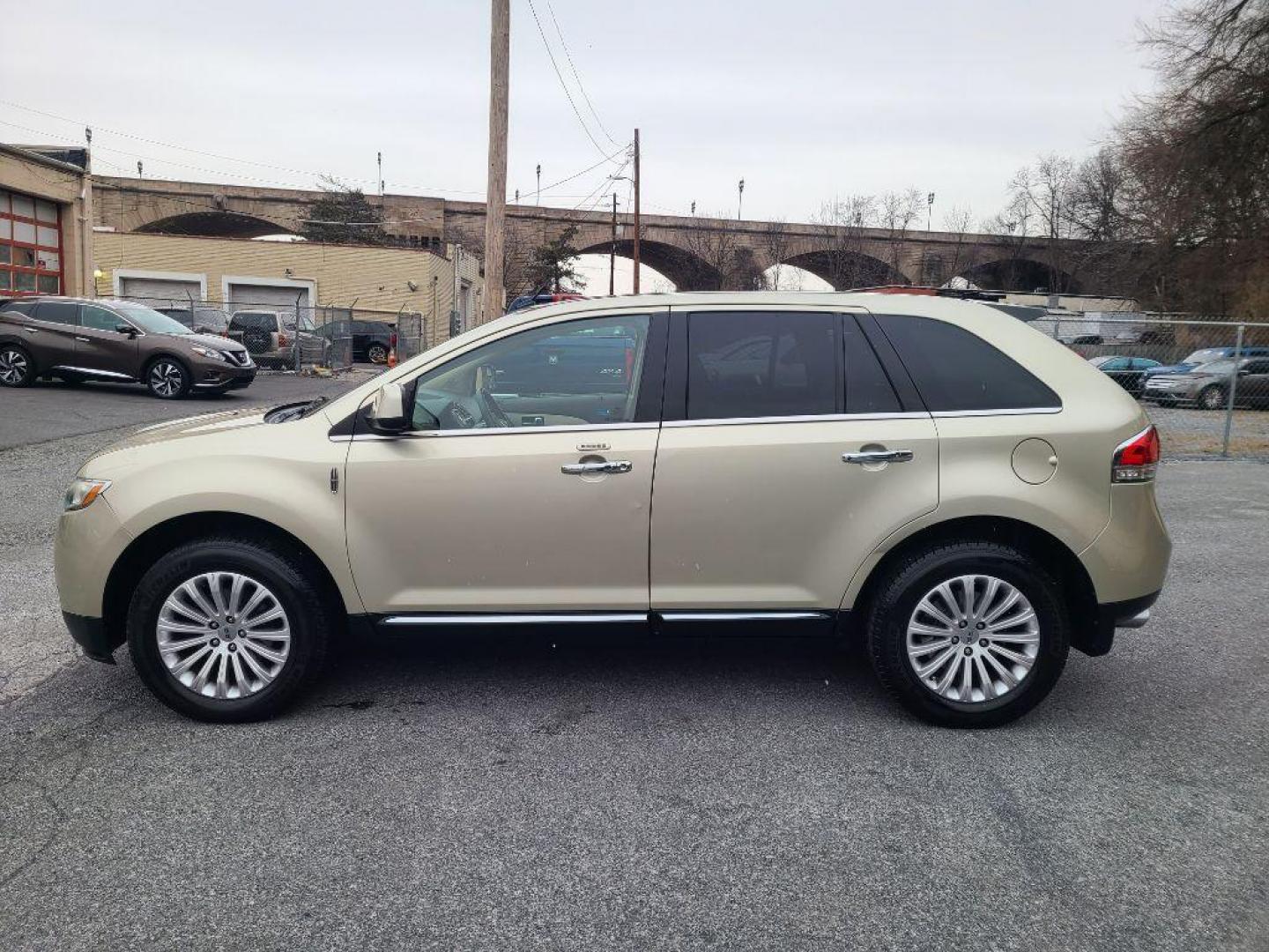 2011 SILVER LINCOLN MKX SUV (2LMDJ8JK4BB) with an 3.7L engine, Automatic transmission, located at 117 North Cameron Street, Harrisburg, PA, 17101, (717) 963-8962, 40.266762, -76.875259 - WE FINANCE!!! Good Credit/ Bad Credit/ No Credit - ALL Trade-Ins Welcomed!!! ***Guaranteed Credit Approval*** APPLY ONLINE or CALL us TODAY ;) Internet Prices and Marketplace Prices are SPECIAL discounted ***CASH DEALS*** Retail Prices are higher. Please call us to discuss your cash and finan - Photo#1