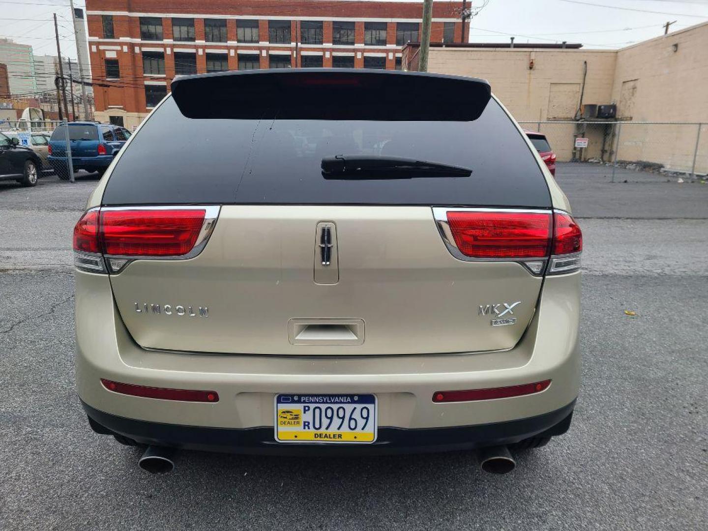 2011 SILVER LINCOLN MKX SUV (2LMDJ8JK4BB) with an 3.7L engine, Automatic transmission, located at 117 North Cameron Street, Harrisburg, PA, 17101, (717) 963-8962, 40.266762, -76.875259 - WE FINANCE!!! Good Credit/ Bad Credit/ No Credit - ALL Trade-Ins Welcomed!!! ***Guaranteed Credit Approval*** APPLY ONLINE or CALL us TODAY ;) Internet Prices and Marketplace Prices are SPECIAL discounted ***CASH DEALS*** Retail Prices are higher. Please call us to discuss your cash and finan - Photo#3