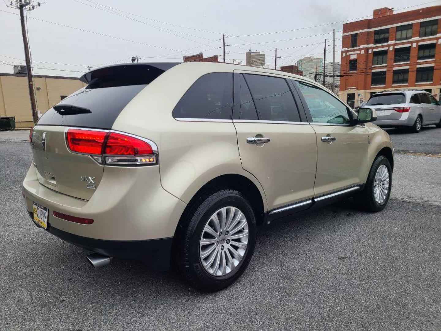 2011 SILVER LINCOLN MKX SUV (2LMDJ8JK4BB) with an 3.7L engine, Automatic transmission, located at 117 North Cameron Street, Harrisburg, PA, 17101, (717) 963-8962, 40.266762, -76.875259 - WE FINANCE!!! Good Credit/ Bad Credit/ No Credit - ALL Trade-Ins Welcomed!!! ***Guaranteed Credit Approval*** APPLY ONLINE or CALL us TODAY ;) Internet Prices and Marketplace Prices are SPECIAL discounted ***CASH DEALS*** Retail Prices are higher. Please call us to discuss your cash and finan - Photo#4