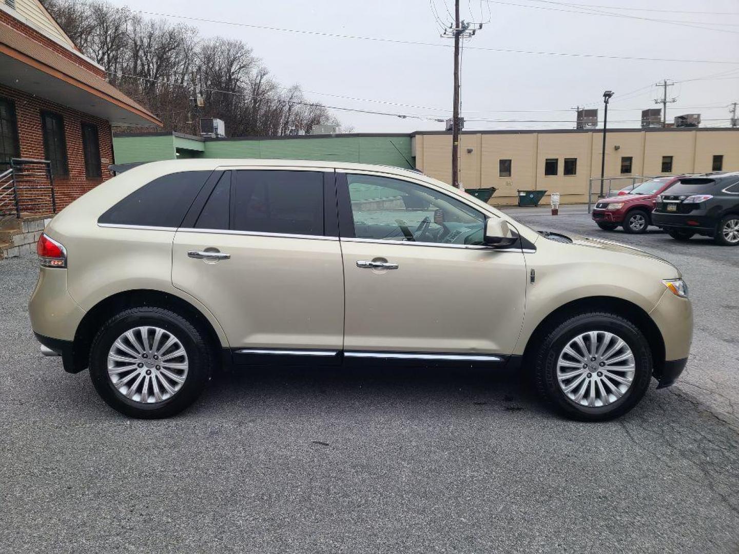 2011 SILVER LINCOLN MKX SUV (2LMDJ8JK4BB) with an 3.7L engine, Automatic transmission, located at 117 North Cameron Street, Harrisburg, PA, 17101, (717) 963-8962, 40.266762, -76.875259 - WE FINANCE!!! Good Credit/ Bad Credit/ No Credit - ALL Trade-Ins Welcomed!!! ***Guaranteed Credit Approval*** APPLY ONLINE or CALL us TODAY ;) Internet Prices and Marketplace Prices are SPECIAL discounted ***CASH DEALS*** Retail Prices are higher. Please call us to discuss your cash and finan - Photo#5