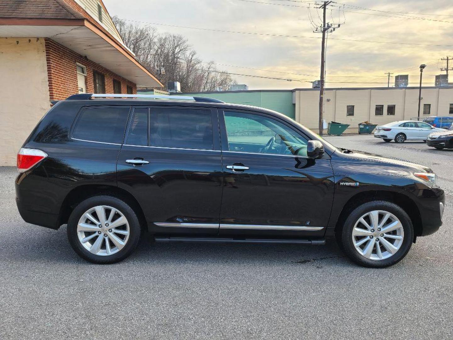 2011 BLACK TOYOTA HIGHLANDER HYBRID LIMITED (JTEDC3EH2B2) with an 3.5L engine, Continuously Variable transmission, located at 7981 Paxton Street, Harrisburg, PA, 17111, (717) 561-2926, 40.261490, -76.749229 - WE FINANCE!!! Good Credit/ Bad Credit/ No Credit - ALL Trade-Ins Welcomed!!! ***Guaranteed Credit Approval*** APPLY ONLINE or CALL us TODAY ;) Internet Prices and Marketplace Prices are SPECIAL discounted ***CASH DEALS*** Retail Prices are higher. Please call us to discuss your cash and finan - Photo#5