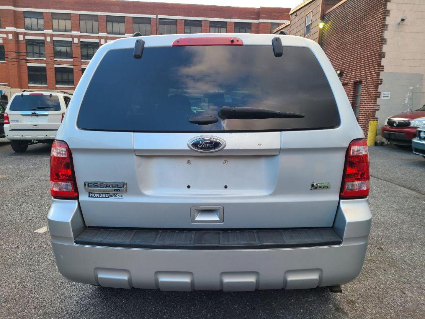 2012 SILVER FORD ESCAPE XLT (1FMCU0DG4CK) with an 3.0L engine, Automatic transmission, located at 117 North Cameron Street, Harrisburg, PA, 17101, (717) 963-8962, 40.266762, -76.875259 - WE FINANCE!!! Good Credit/ Bad Credit/ No Credit - ALL Trade-Ins Welcomed!!! ***Guaranteed Credit Approval*** APPLY ONLINE or CALL us TODAY ;) Internet Prices and Marketplace Prices are SPECIAL discounted ***CASH DEALS*** Retail Prices are higher. Please call us to discuss your cash and finan - Photo#3