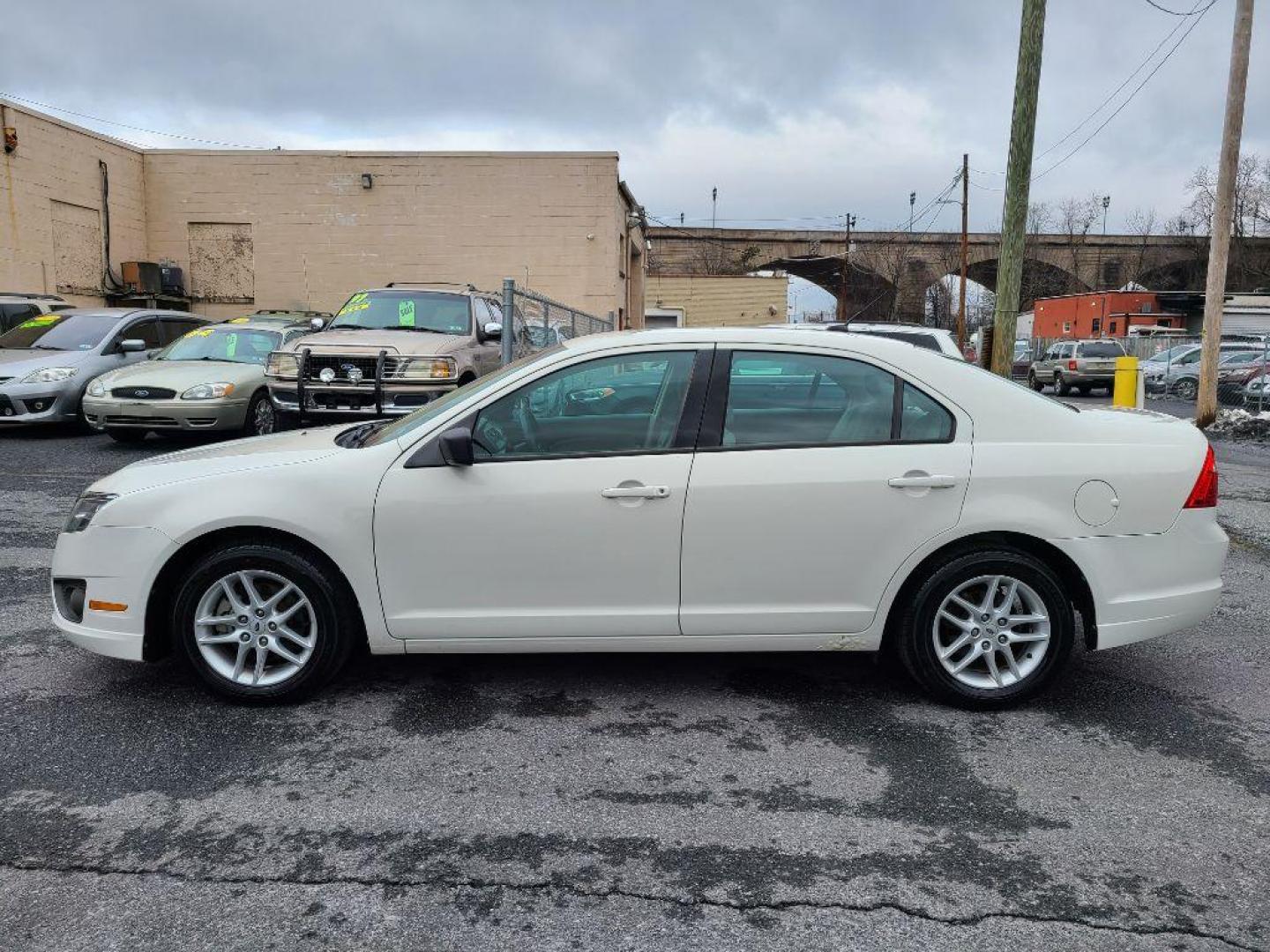 2012 WHITE FORD FUSION S (3FAHP0GA8CR) with an 2.5L engine, Automatic transmission, located at 117 North Cameron Street, Harrisburg, PA, 17101, (717) 963-8962, 40.266762, -76.875259 - WE FINANCE!!! Good Credit/ Bad Credit/ No Credit - ALL Trade-Ins Welcomed!!! ***Guaranteed Credit Approval*** APPLY ONLINE or CALL us TODAY ;) Internet Prices and Marketplace Prices are SPECIAL discounted ***CASH DEALS*** Retail Prices are higher. Please call us to discuss your cash and finan - Photo#1