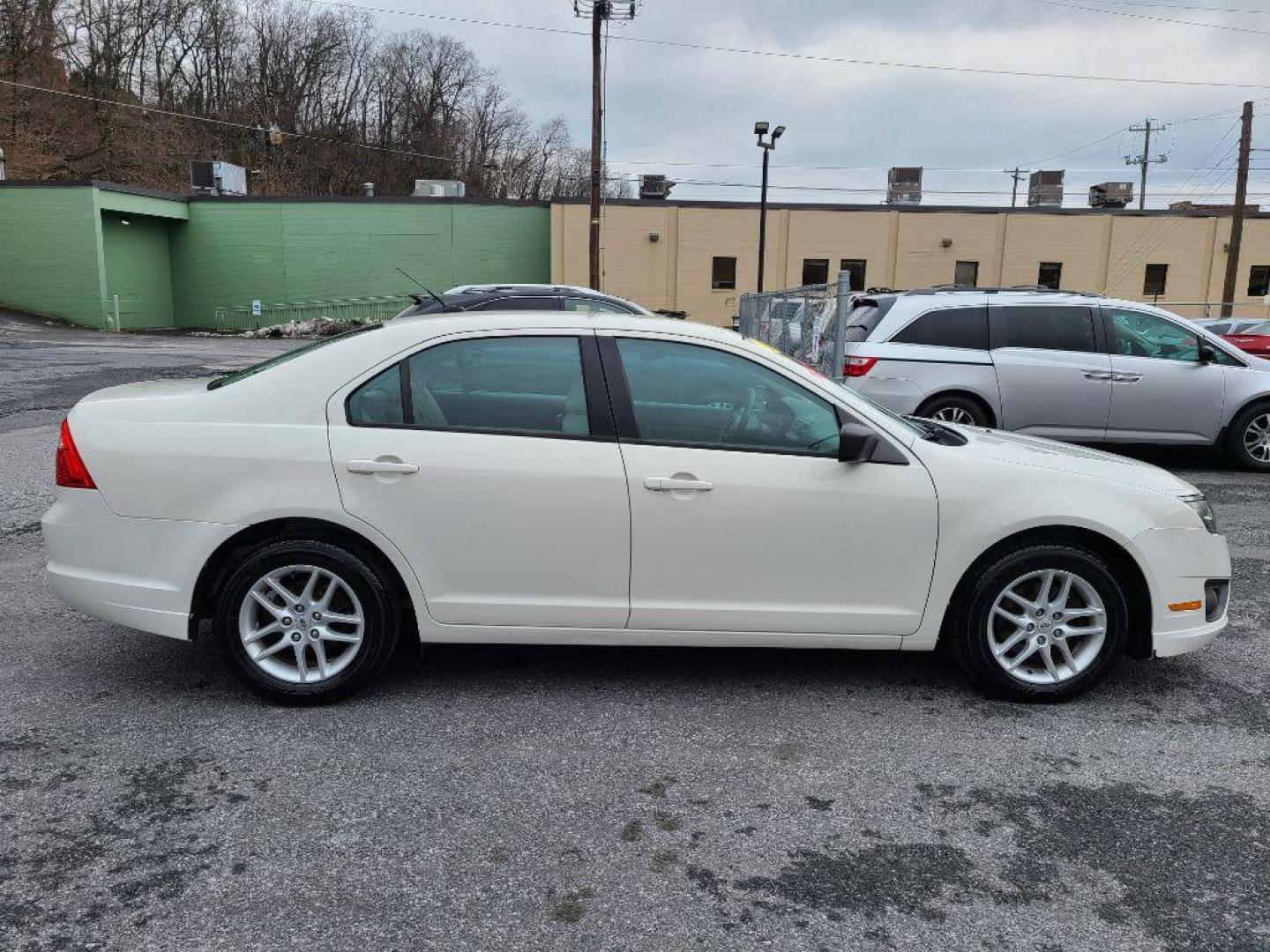 2012 WHITE FORD FUSION S (3FAHP0GA8CR) with an 2.5L engine, Automatic transmission, located at 117 North Cameron Street, Harrisburg, PA, 17101, (717) 963-8962, 40.266762, -76.875259 - WE FINANCE!!! Good Credit/ Bad Credit/ No Credit - ALL Trade-Ins Welcomed!!! ***Guaranteed Credit Approval*** APPLY ONLINE or CALL us TODAY ;) Internet Prices and Marketplace Prices are SPECIAL discounted ***CASH DEALS*** Retail Prices are higher. Please call us to discuss your cash and finan - Photo#5