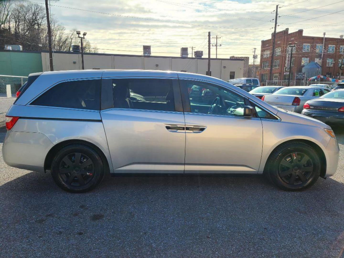 2012 SILVER HONDA ODYSSEY LX (5FNRL5H21CB) with an 3.5L engine, Automatic transmission, located at 117 North Cameron Street, Harrisburg, PA, 17101, (717) 963-8962, 40.266762, -76.875259 - WE FINANCE!!! Good Credit/ Bad Credit/ No Credit - ALL Trade-Ins Welcomed!!! ***Guaranteed Credit Approval*** APPLY ONLINE or CALL us TODAY ;) Internet Prices and Marketplace Prices are SPECIAL discounted ***CASH DEALS*** Retail Prices are higher. Please call us to discuss your cash and finan - Photo#5