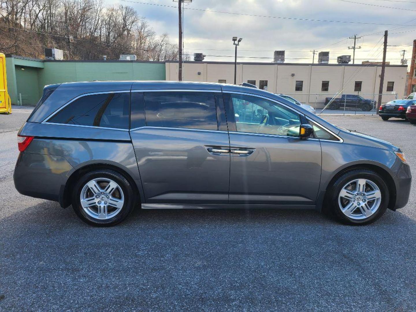 2012 GRAY HONDA ODYSSEY TOURING (5FNRL5H93CB) with an 3.5L engine, Automatic transmission, located at 117 North Cameron Street, Harrisburg, PA, 17101, (717) 963-8962, 40.266762, -76.875259 - WE FINANCE!!! Good Credit/ Bad Credit/ No Credit - ALL Trade-Ins Welcomed!!! ***Guaranteed Credit Approval*** APPLY ONLINE or CALL us TODAY ;) Internet Prices and Marketplace Prices are SPECIAL discounted ***CASH DEALS*** Retail Prices are higher. Please call us to discuss your cash and finan - Photo#5