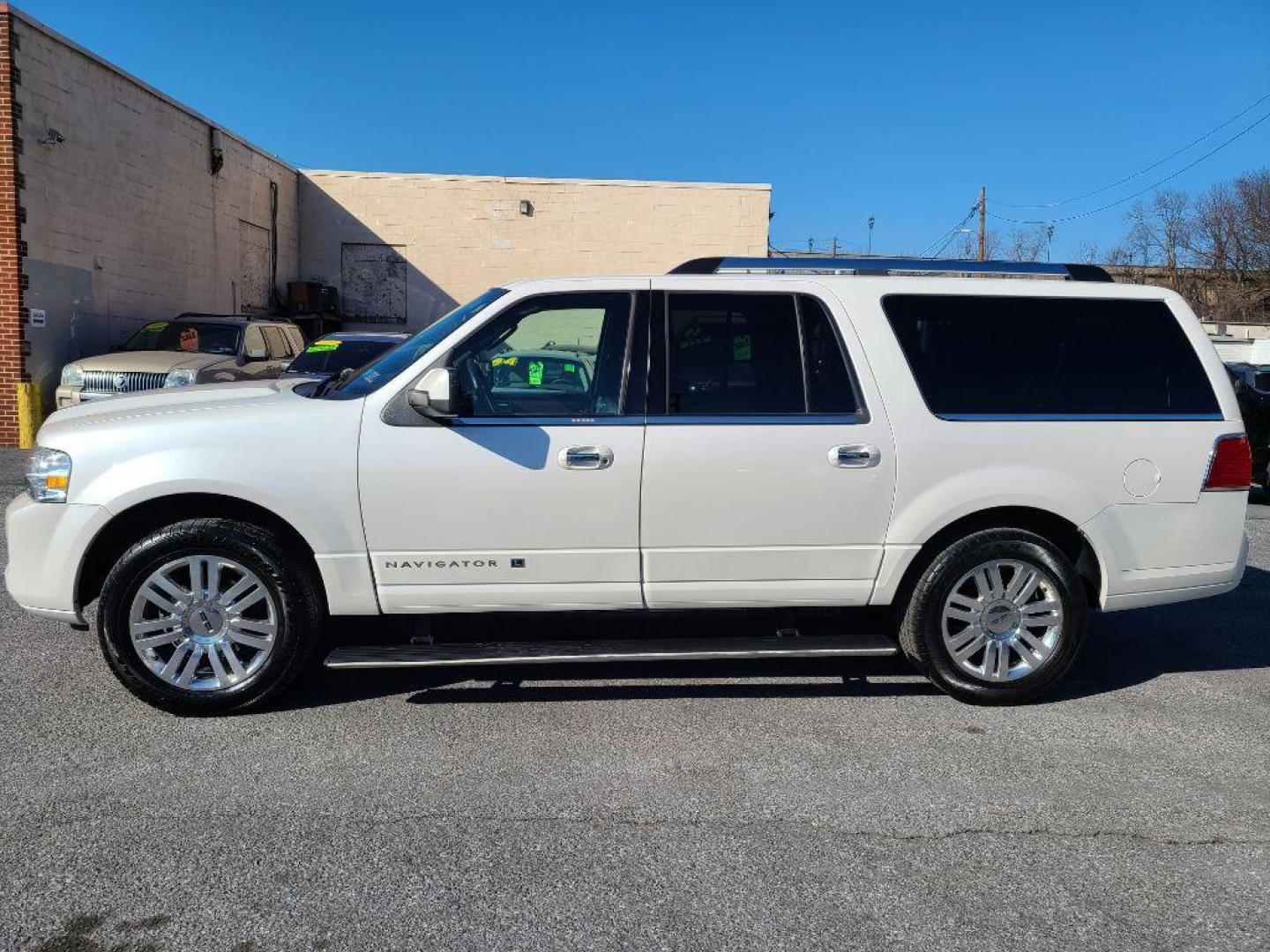 2012 WHITE LINCOLN NAVIGATOR L (5LMJJ3J56CE) with an 5.4L engine, Automatic transmission, located at 117 North Cameron Street, Harrisburg, PA, 17101, (717) 963-8962, 40.266762, -76.875259 - WE FINANCE!!! Good Credit/ Bad Credit/ No Credit - ALL Trade-Ins Welcomed!!! ***Guaranteed Credit Approval*** APPLY ONLINE or CALL us TODAY ;) Internet Prices and Marketplace Prices are SPECIAL discounted ***CASH DEALS*** Retail Prices are higher. Please call us to discuss your cash and finan - Photo#9