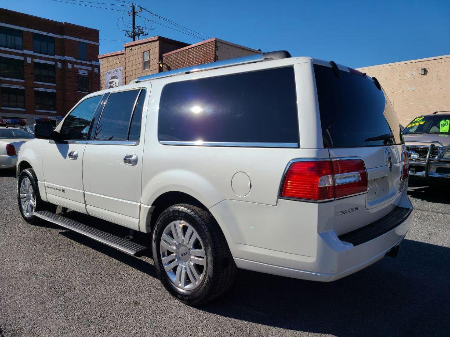 2012 WHITE LINCOLN NAVIGATOR L (5LMJJ3J56CE) with an 5.4L engine, Automatic transmission, located at 117 North Cameron Street, Harrisburg, PA, 17101, (717) 963-8962, 40.266762, -76.875259 - WE FINANCE!!! Good Credit/ Bad Credit/ No Credit - ALL Trade-Ins Welcomed!!! ***Guaranteed Credit Approval*** APPLY ONLINE or CALL us TODAY ;) Internet Prices and Marketplace Prices are SPECIAL discounted ***CASH DEALS*** Retail Prices are higher. Please call us to discuss your cash and finan - Photo#11