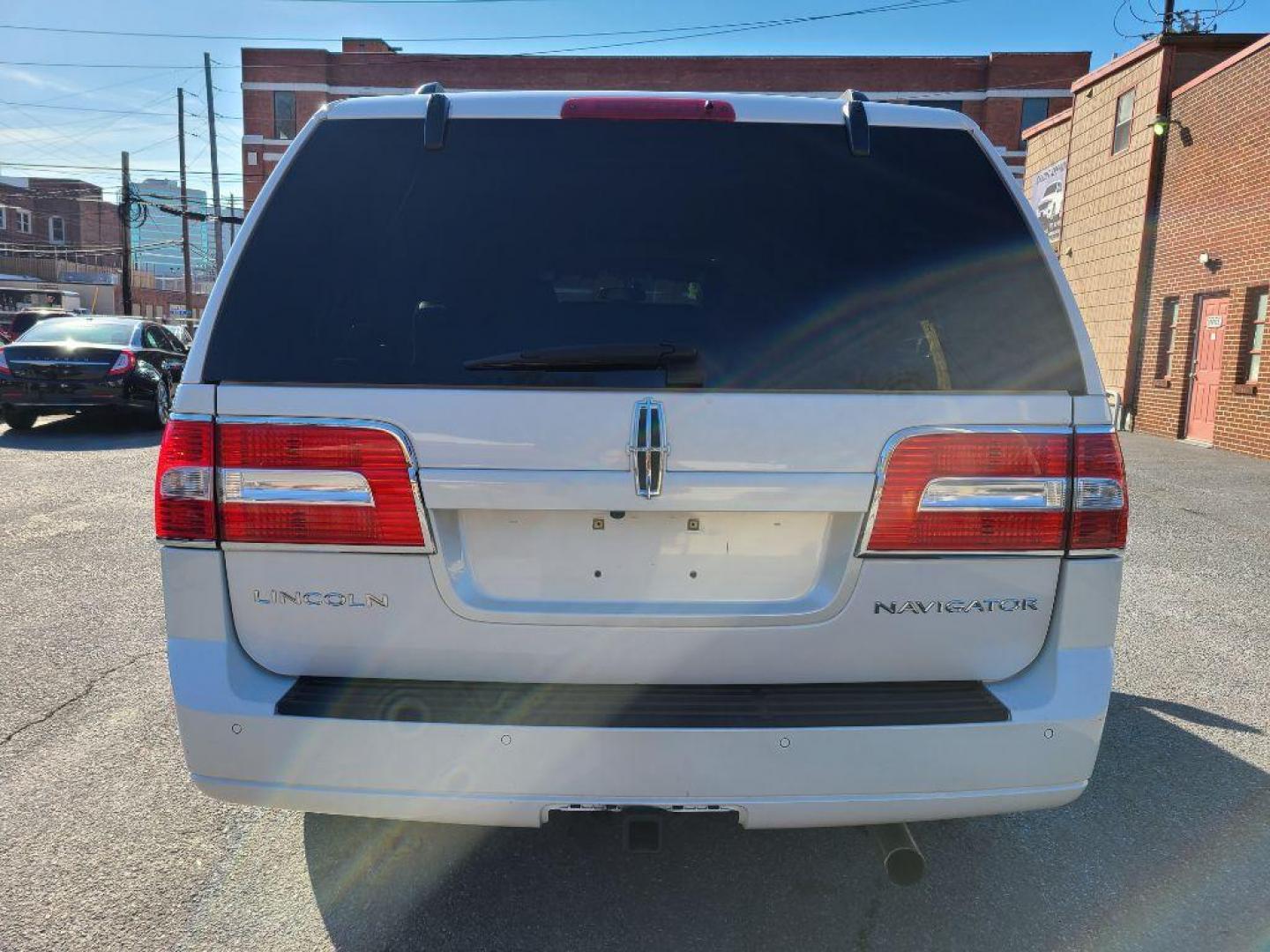 2012 WHITE LINCOLN NAVIGATOR L (5LMJJ3J56CE) with an 5.4L engine, Automatic transmission, located at 117 North Cameron Street, Harrisburg, PA, 17101, (717) 963-8962, 40.266762, -76.875259 - WE FINANCE!!! Good Credit/ Bad Credit/ No Credit - ALL Trade-Ins Welcomed!!! ***Guaranteed Credit Approval*** APPLY ONLINE or CALL us TODAY ;) Internet Prices and Marketplace Prices are SPECIAL discounted ***CASH DEALS*** Retail Prices are higher. Please call us to discuss your cash and finan - Photo#5