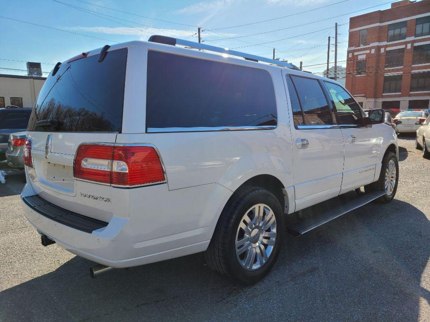 2012 WHITE LINCOLN NAVIGATOR L (5LMJJ3J56CE) with an 5.4L engine, Automatic transmission, located at 117 North Cameron Street, Harrisburg, PA, 17101, (717) 963-8962, 40.266762, -76.875259 - WE FINANCE!!! Good Credit/ Bad Credit/ No Credit - ALL Trade-Ins Welcomed!!! ***Guaranteed Credit Approval*** APPLY ONLINE or CALL us TODAY ;) Internet Prices and Marketplace Prices are SPECIAL discounted ***CASH DEALS*** Retail Prices are higher. Please call us to discuss your cash and finan - Photo#7