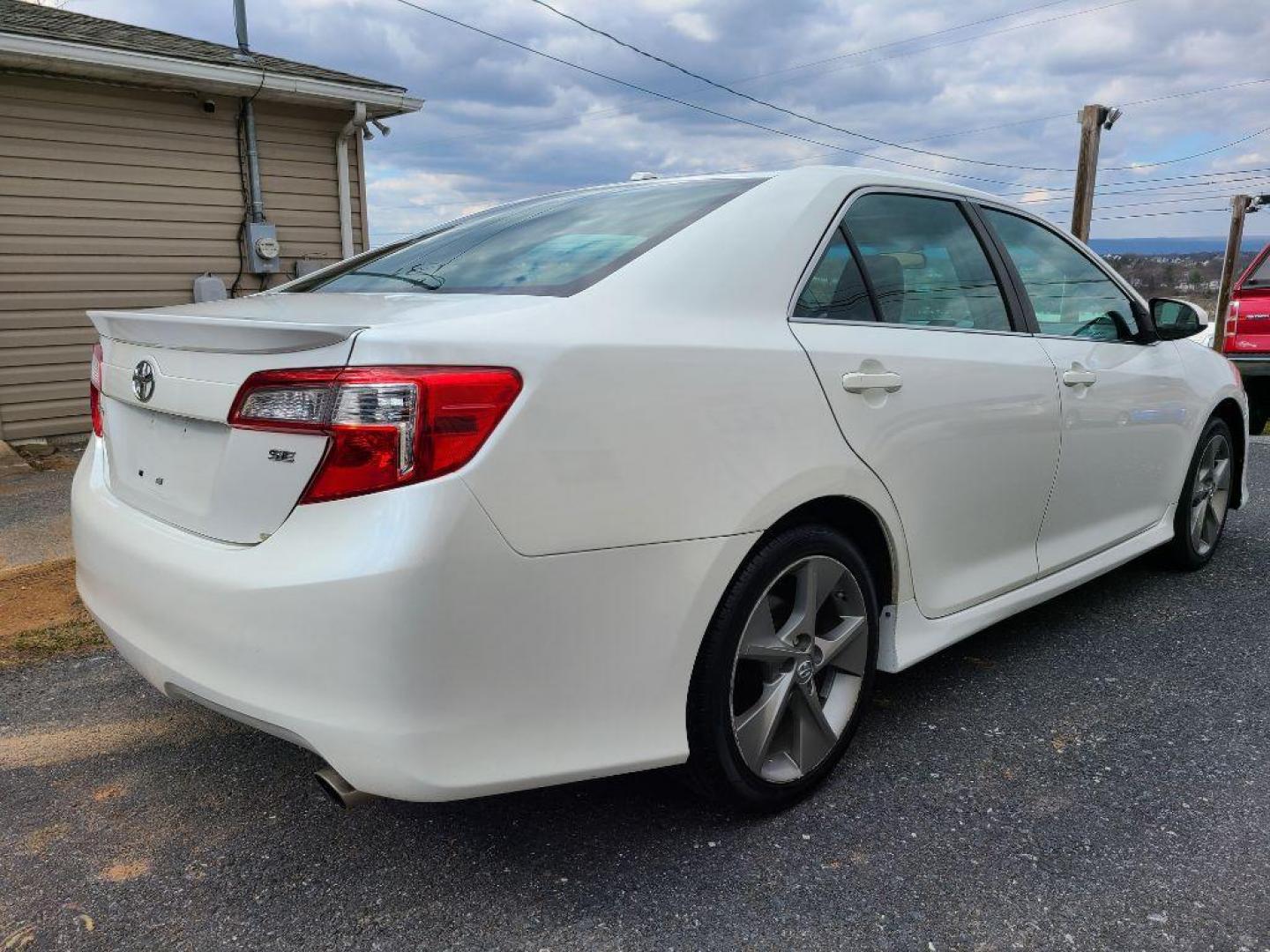 2012 WHITE TOYOTA CAMRY SE (4T1BF1FK0CU) with an 2.5L engine, Automatic transmission, located at 7981 Paxton Street, Harrisburg, PA, 17111, (717) 561-2926, 40.261490, -76.749229 - WE FINANCE!!! Good Credit/ Bad Credit/ No Credit - ALL Trade-Ins Welcomed!!! ***Guaranteed Credit Approval*** APPLY ONLINE or CALL us TODAY ;) Internet Prices and Marketplace Prices are SPECIAL discounted ***CASH DEALS*** Retail Prices are higher. Please call us to discuss your cash and finan - Photo#4