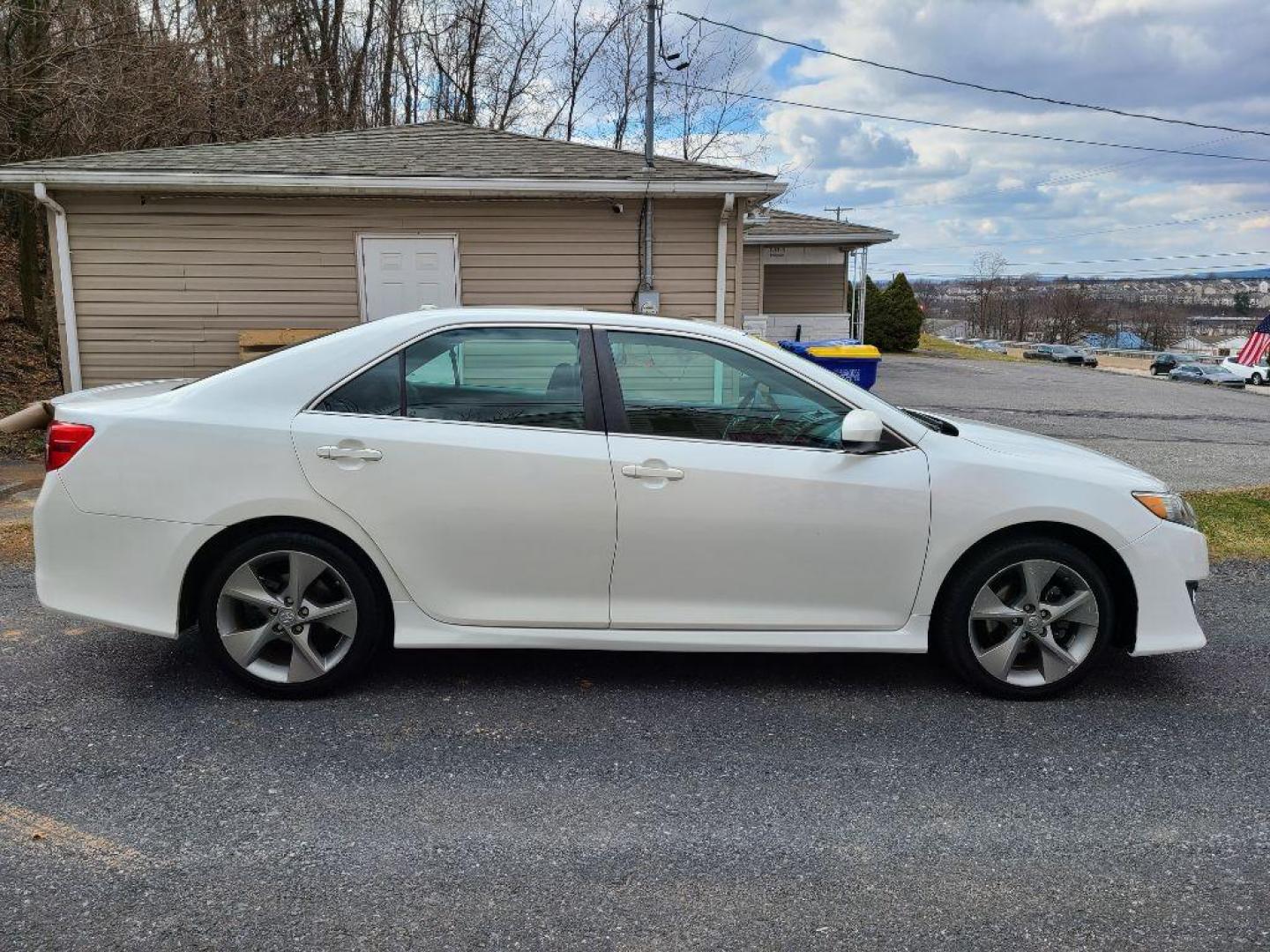 2012 WHITE TOYOTA CAMRY SE (4T1BF1FK0CU) with an 2.5L engine, Automatic transmission, located at 7981 Paxton Street, Harrisburg, PA, 17111, (717) 561-2926, 40.261490, -76.749229 - WE FINANCE!!! Good Credit/ Bad Credit/ No Credit - ALL Trade-Ins Welcomed!!! ***Guaranteed Credit Approval*** APPLY ONLINE or CALL us TODAY ;) Internet Prices and Marketplace Prices are SPECIAL discounted ***CASH DEALS*** Retail Prices are higher. Please call us to discuss your cash and finan - Photo#5