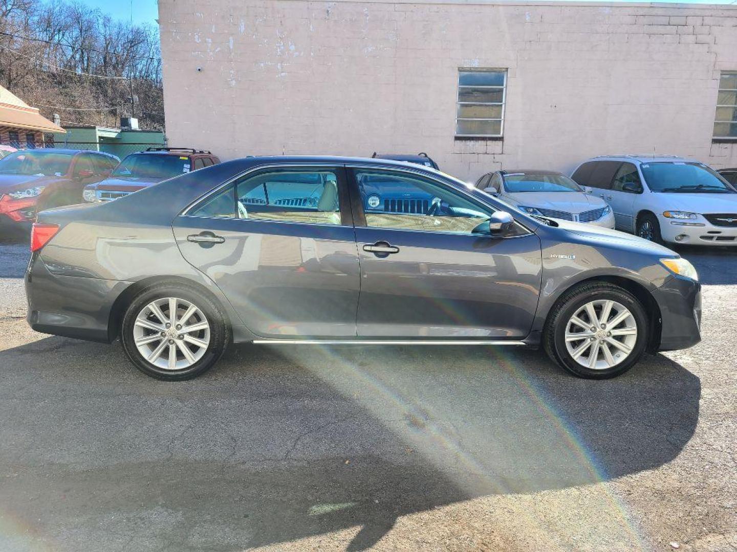 2012 GRAY TOYOTA CAMRY HYBRID (4T1BD1FK3CU) with an 2.5L engine, Continuously Variable transmission, located at 117 North Cameron Street, Harrisburg, PA, 17101, (717) 963-8962, 40.266762, -76.875259 - WE FINANCE!!! Good Credit/ Bad Credit/ No Credit - ALL Trade-Ins Welcomed!!! ***Guaranteed Credit Approval*** APPLY ONLINE or CALL us TODAY ;) Internet Prices and Marketplace Prices are SPECIAL discounted ***CASH DEALS*** Retail Prices are higher. Please call us to discuss your cash and finan - Photo#5