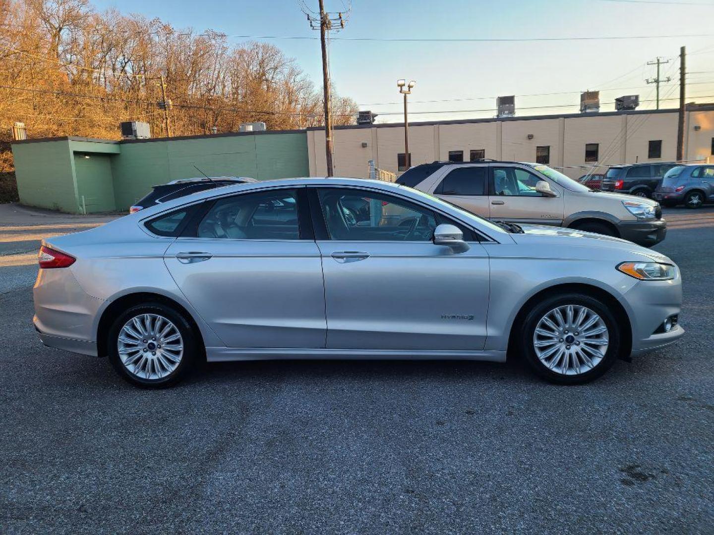 2013 SILVER FORD FUSION SE HYBRID (3FA6P0LU8DR) with an 2.0L engine, Continuously Variable transmission, located at 117 North Cameron Street, Harrisburg, PA, 17101, (717) 963-8962, 40.266762, -76.875259 - WE FINANCE!!! Good Credit/ Bad Credit/ No Credit - ALL Trade-Ins Welcomed!!! ***Guaranteed Credit Approval*** APPLY ONLINE or CALL us TODAY ;) Internet Prices and Marketplace Prices are SPECIAL discounted ***CASH DEALS*** Retail Prices are higher. Please call us to discuss your cash and finan - Photo#5