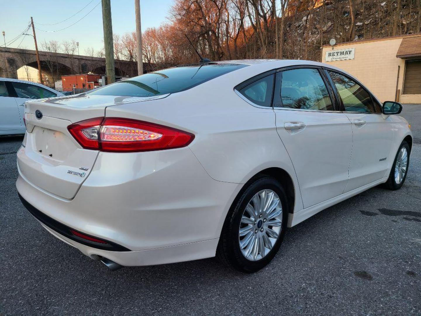 2013 WHITE FORD FUSION SE HYBRID (3FA6P0LUXDR) with an 2.0L engine, Continuously Variable transmission, located at 7981 Paxton Street, Harrisburg, PA, 17111, (717) 561-2926, 40.261490, -76.749229 - WE FINANCE!!! Good Credit/ Bad Credit/ No Credit - ALL Trade-Ins Welcomed!!! ***Guaranteed Credit Approval*** APPLY ONLINE or CALL us TODAY ;) Internet Prices and Marketplace Prices are SPECIAL discounted ***CASH DEALS*** Retail Prices are higher. Please call us to discuss your cash and finan - Photo#4