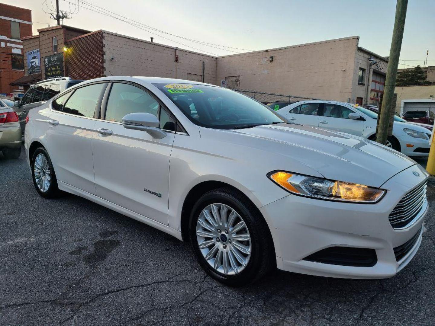 2013 WHITE FORD FUSION SE HYBRID (3FA6P0LUXDR) with an 2.0L engine, Continuously Variable transmission, located at 7981 Paxton Street, Harrisburg, PA, 17111, (717) 561-2926, 40.261490, -76.749229 - WE FINANCE!!! Good Credit/ Bad Credit/ No Credit - ALL Trade-Ins Welcomed!!! ***Guaranteed Credit Approval*** APPLY ONLINE or CALL us TODAY ;) Internet Prices and Marketplace Prices are SPECIAL discounted ***CASH DEALS*** Retail Prices are higher. Please call us to discuss your cash and finan - Photo#6