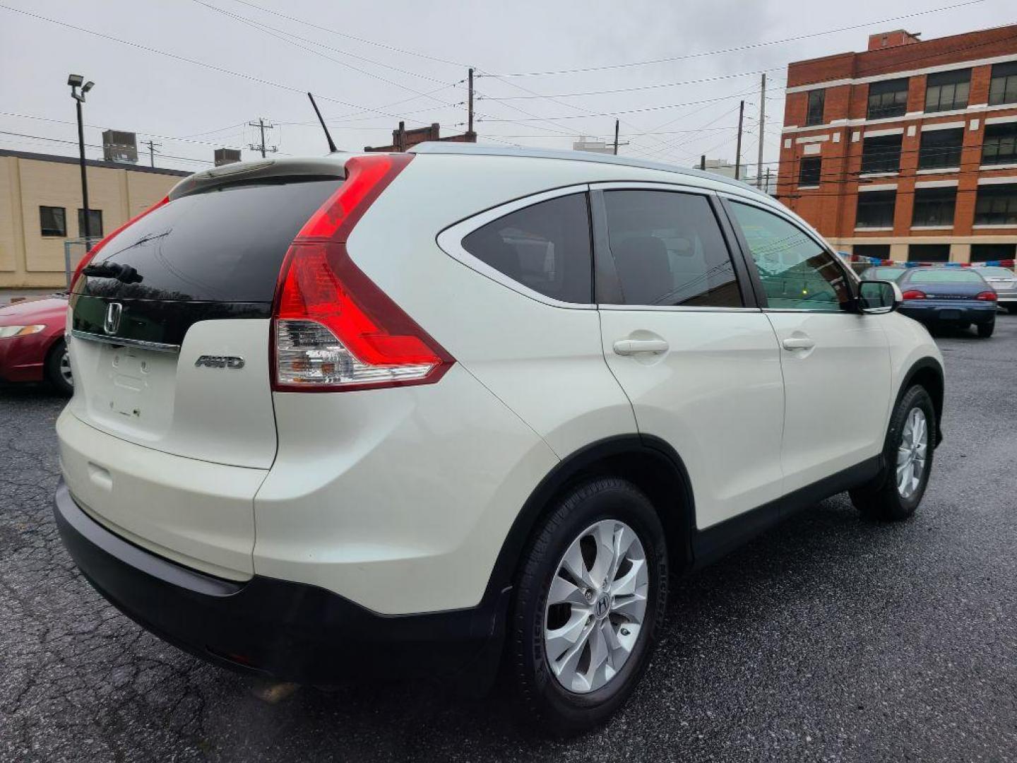 2013 WHITE HONDA CR-V EXL (5J6RM4H77DL) with an 2.4L engine, Automatic transmission, located at 117 North Cameron Street, Harrisburg, PA, 17101, (717) 963-8962, 40.266762, -76.875259 - WE FINANCE!!! Good Credit/ Bad Credit/ No Credit - ALL Trade-Ins Welcomed!!! ***Guaranteed Credit Approval*** APPLY ONLINE or CALL us TODAY ;) Internet Prices and Marketplace Prices are SPECIAL discounted ***CASH DEALS*** Retail Prices are higher. Please call us to discuss your cash and finan - Photo#4