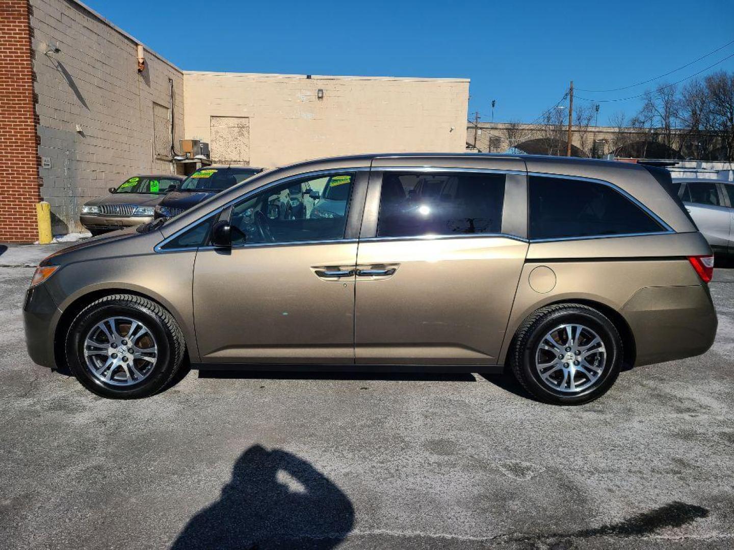 2013 GOLD HONDA ODYSSEY EXL (5FNRL5H62DB) with an 3.5L engine, Automatic transmission, located at 117 North Cameron Street, Harrisburg, PA, 17101, (717) 963-8962, 40.266762, -76.875259 - WE FINANCE!!! Good Credit/ Bad Credit/ No Credit - ALL Trade-Ins Welcomed!!! ***Guaranteed Credit Approval*** APPLY ONLINE or CALL us TODAY ;) Internet Prices and Marketplace Prices are SPECIAL discounted ***CASH DEALS*** Retail Prices are higher. Please call us to discuss your cash and finan - Photo#1