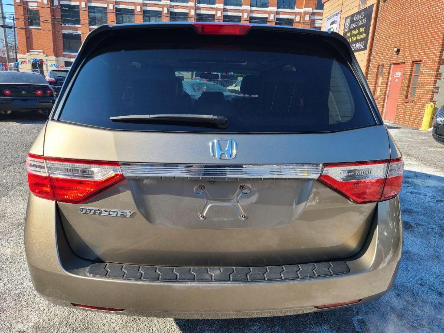 2013 GOLD HONDA ODYSSEY EXL (5FNRL5H62DB) with an 3.5L engine, Automatic transmission, located at 117 North Cameron Street, Harrisburg, PA, 17101, (717) 963-8962, 40.266762, -76.875259 - WE FINANCE!!! Good Credit/ Bad Credit/ No Credit - ALL Trade-Ins Welcomed!!! ***Guaranteed Credit Approval*** APPLY ONLINE or CALL us TODAY ;) Internet Prices and Marketplace Prices are SPECIAL discounted ***CASH DEALS*** Retail Prices are higher. Please call us to discuss your cash and finan - Photo#3