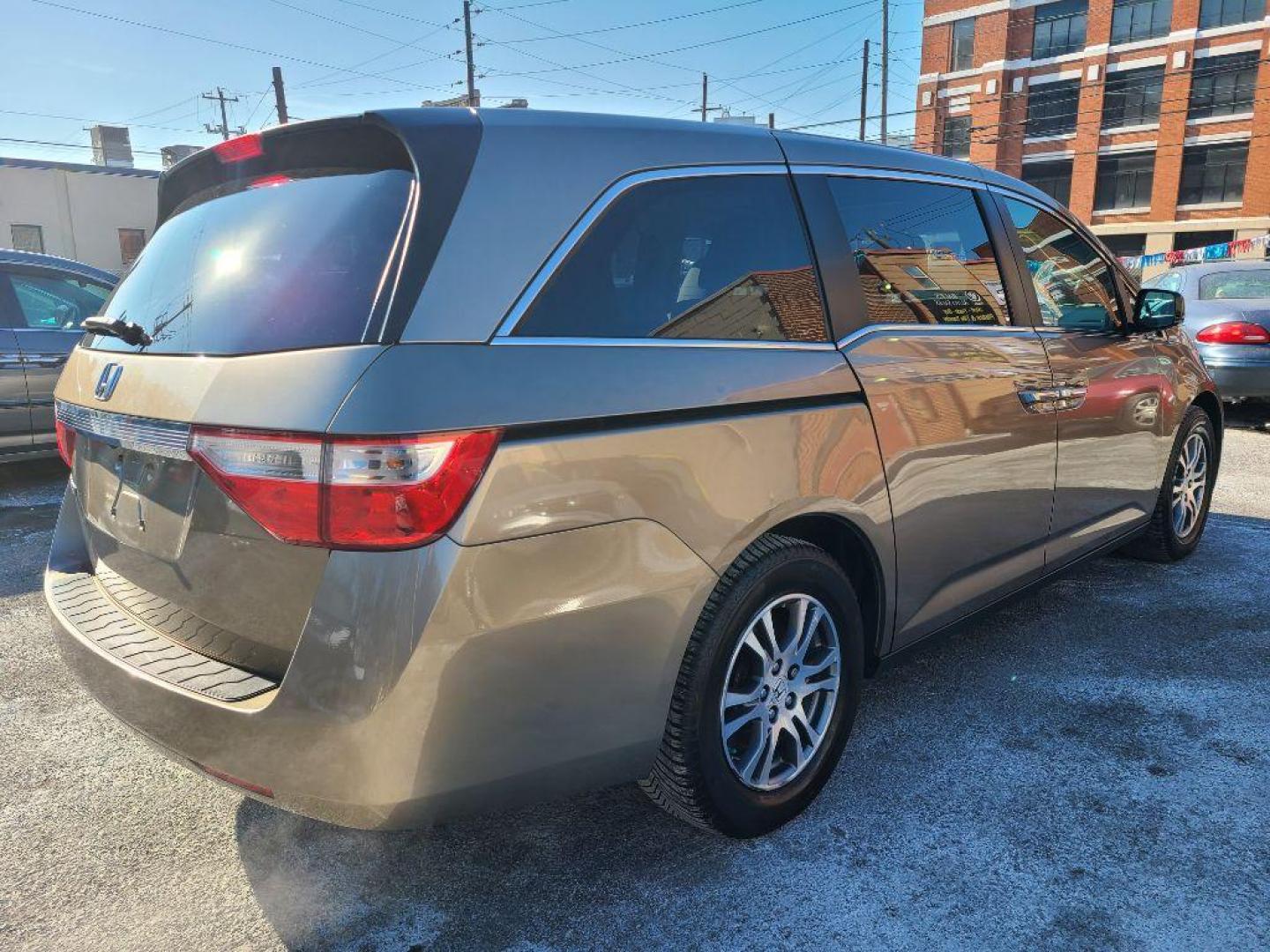 2013 GOLD HONDA ODYSSEY EXL (5FNRL5H62DB) with an 3.5L engine, Automatic transmission, located at 117 North Cameron Street, Harrisburg, PA, 17101, (717) 963-8962, 40.266762, -76.875259 - WE FINANCE!!! Good Credit/ Bad Credit/ No Credit - ALL Trade-Ins Welcomed!!! ***Guaranteed Credit Approval*** APPLY ONLINE or CALL us TODAY ;) Internet Prices and Marketplace Prices are SPECIAL discounted ***CASH DEALS*** Retail Prices are higher. Please call us to discuss your cash and finan - Photo#4