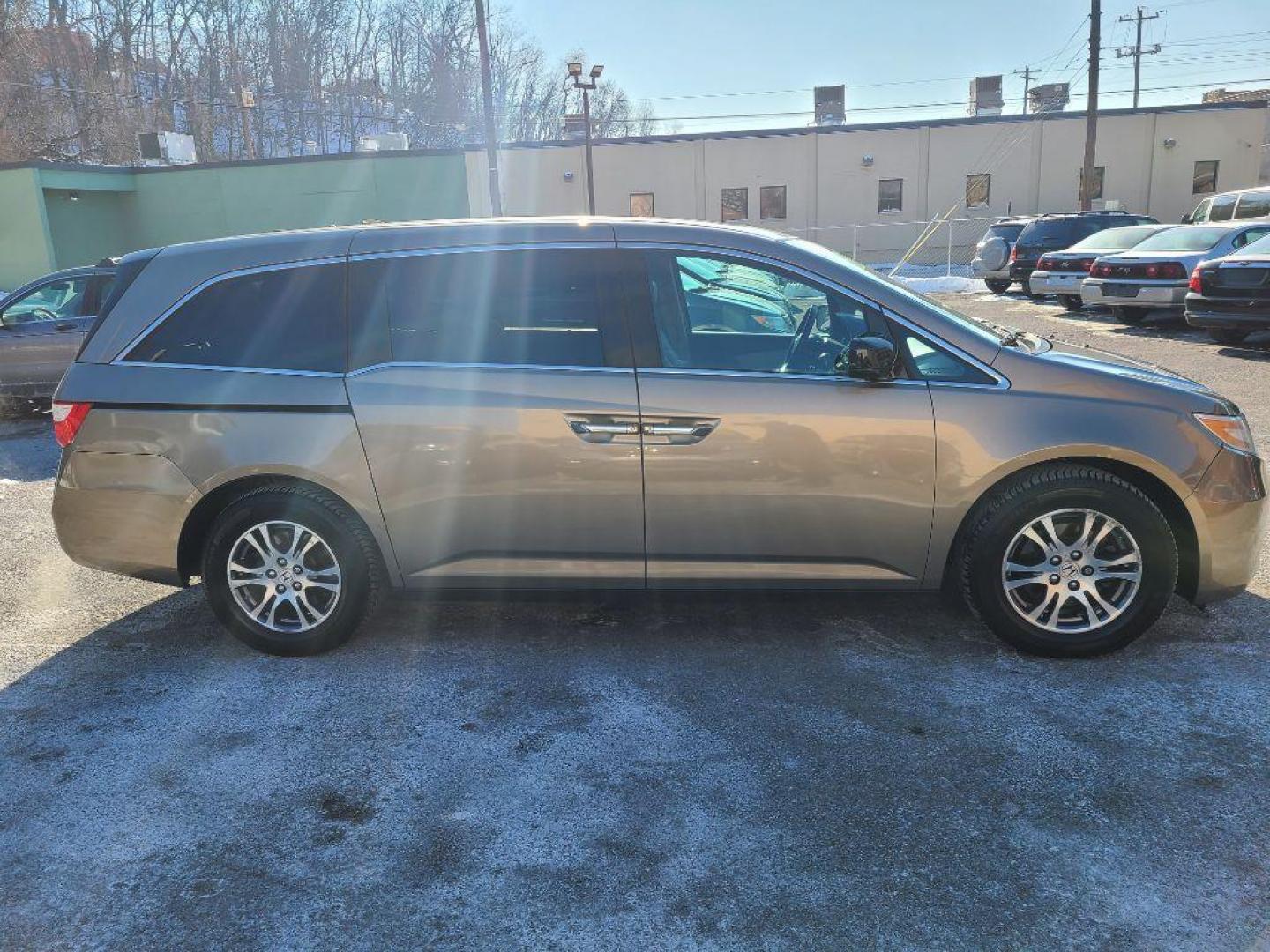 2013 GOLD HONDA ODYSSEY EXL (5FNRL5H62DB) with an 3.5L engine, Automatic transmission, located at 117 North Cameron Street, Harrisburg, PA, 17101, (717) 963-8962, 40.266762, -76.875259 - WE FINANCE!!! Good Credit/ Bad Credit/ No Credit - ALL Trade-Ins Welcomed!!! ***Guaranteed Credit Approval*** APPLY ONLINE or CALL us TODAY ;) Internet Prices and Marketplace Prices are SPECIAL discounted ***CASH DEALS*** Retail Prices are higher. Please call us to discuss your cash and finan - Photo#5